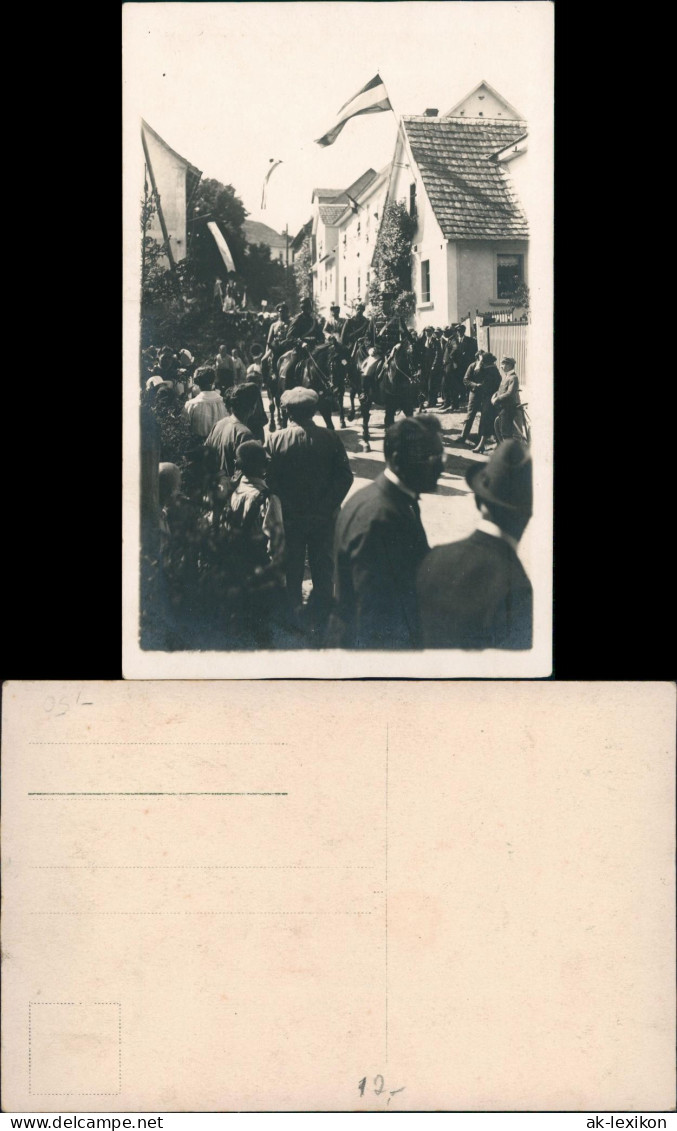 Ansichtskarte  Parade Soldaten Fahnen Am Straßenrand 1914 - Ohne Zuordnung