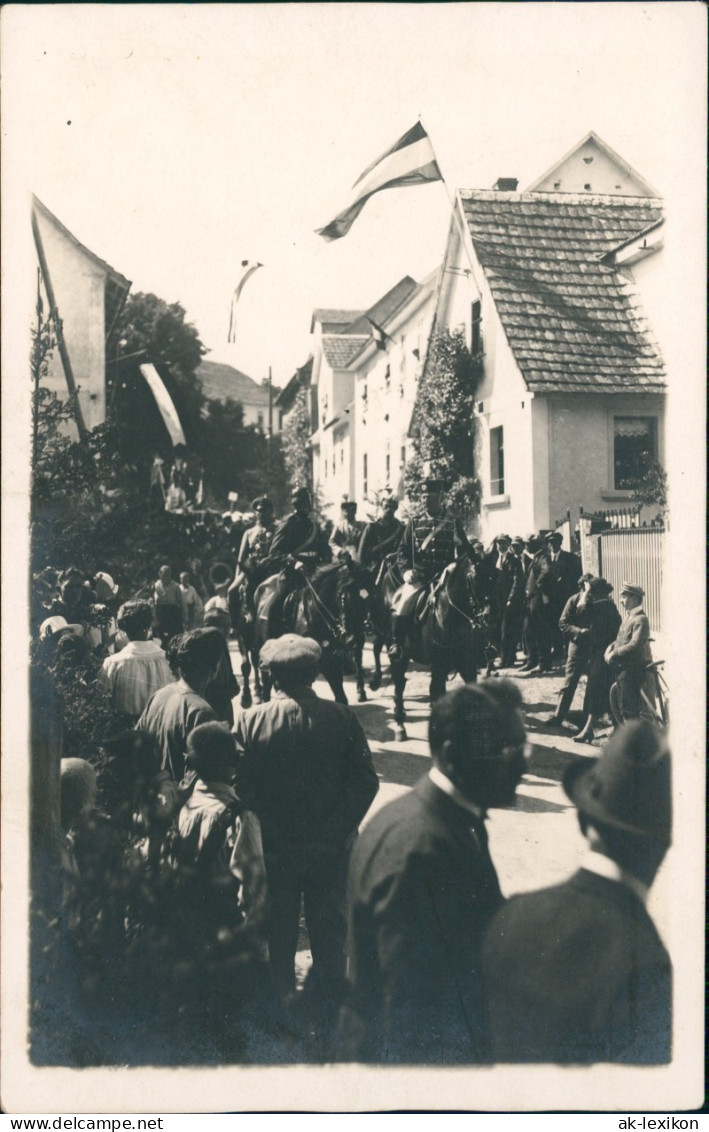Ansichtskarte  Parade Soldaten Fahnen Am Straßenrand 1914 - Ohne Zuordnung