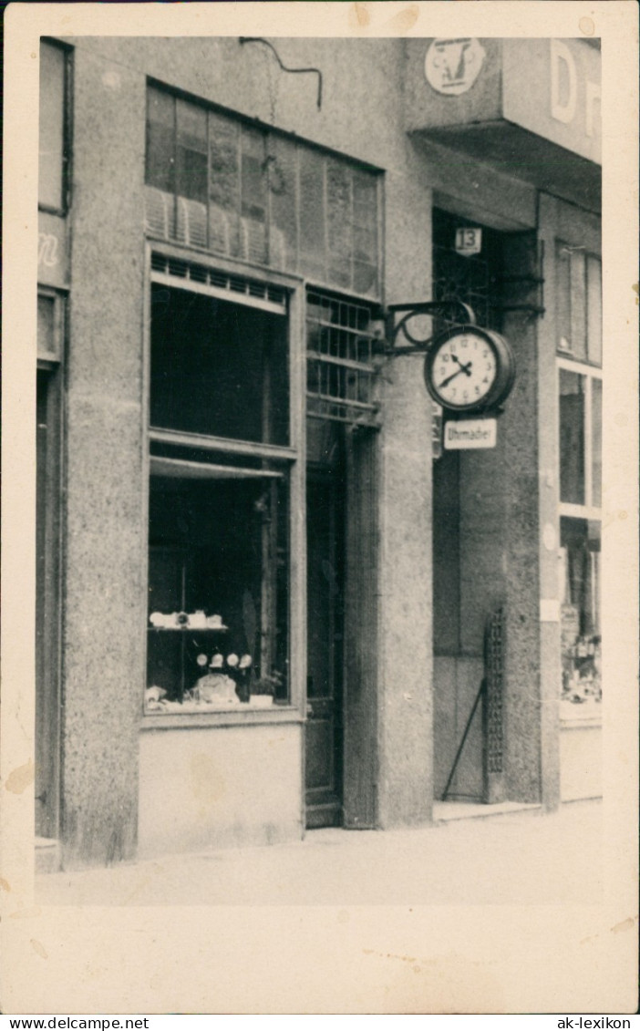 Ansichtskarte  Hausfassade Privataufnahme Uhrmacher Drogerie 1940 - Ohne Zuordnung
