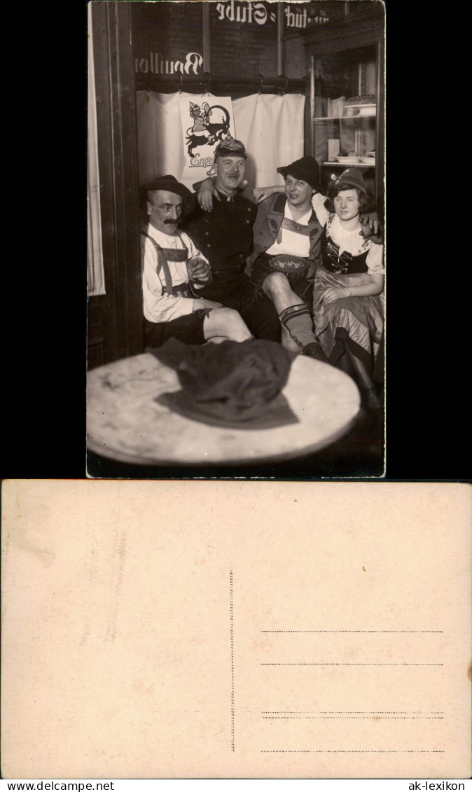 Ansichtskarte  Männer Und Frauen In TRacht Und Uniform Im Gasthaus 1918 - Zu Identifizieren