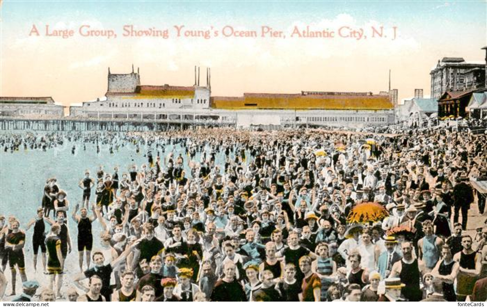 73794074 Atlantic_City_New_Jersey A Large Groupe Showing Youngs Ocean Pier - Sonstige & Ohne Zuordnung