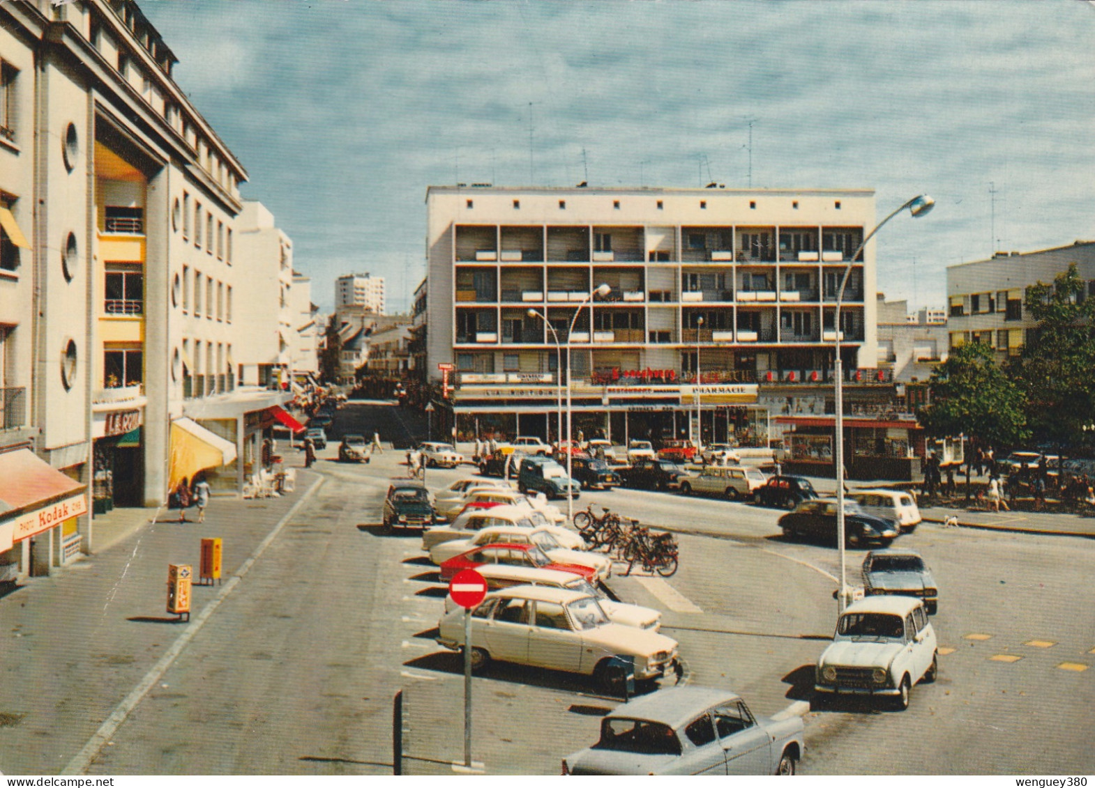 56 LORIENT  Place Aristide Briand.  SUP PLAN.    Env. 1965.      RARE.   Voir Description - Lorient