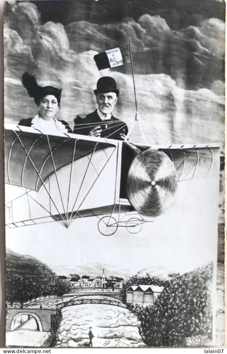 C. P. A. Photo : 07 : VALS LES BAINS : Portrait D'un Couple Dans Un Avion Dessiné, Drapeau "AERODROME DE VALS LES BAINS" - Vals Les Bains