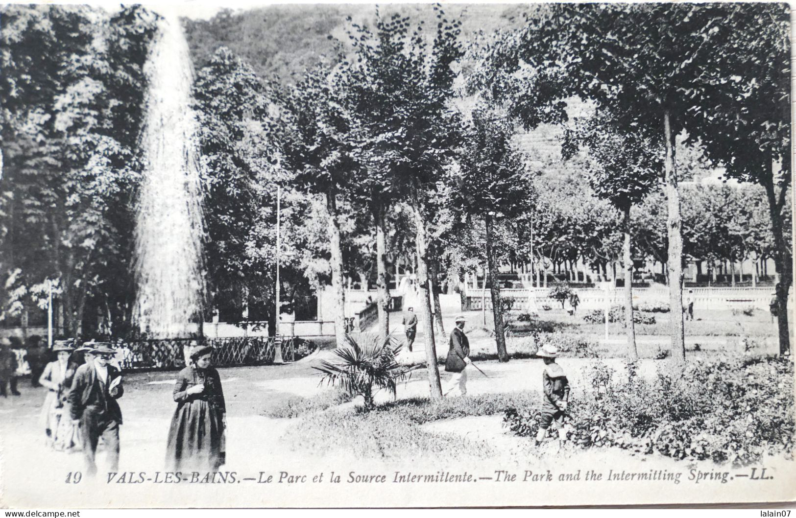 C. P. A. : 07 : VALS LES BAINS : Le Parc Et La Source Intermittente, Animé, En 1920 - Vals Les Bains