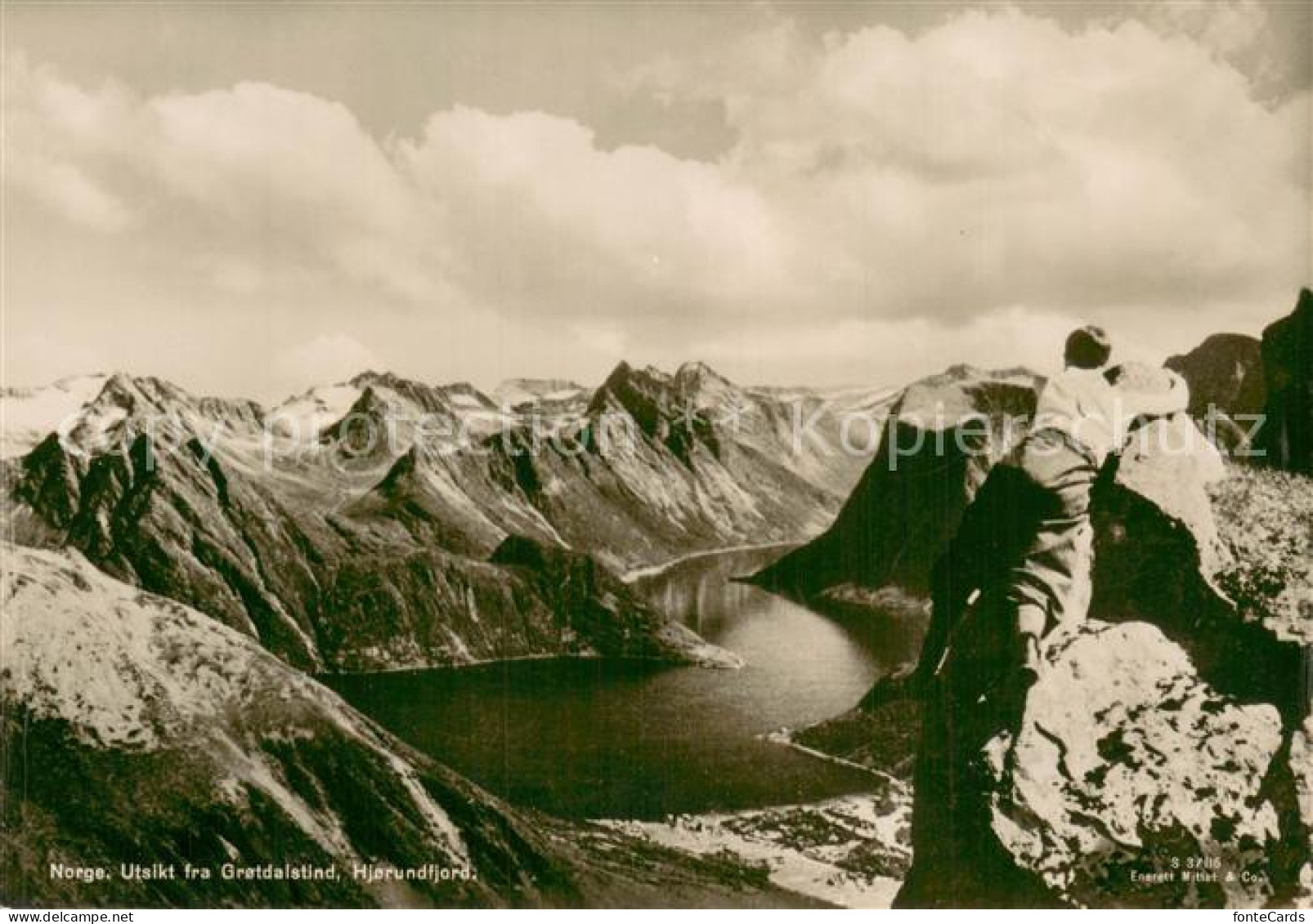 73773403 Hjorundfjorden Utsikt Fra Grotdalstind Hjorundfjorden - Norvège