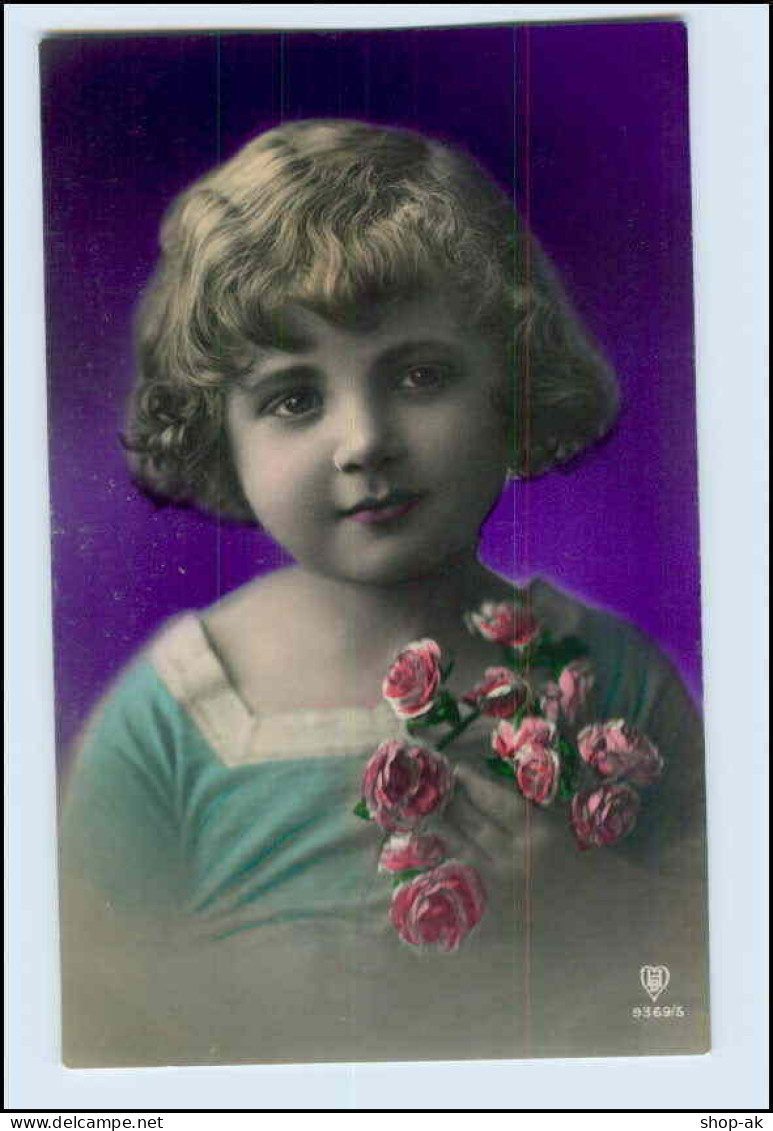W2K01/ Hübsches Mädchen Mit Rosen Kind Foto AK Ca.1920 - Sonstige & Ohne Zuordnung