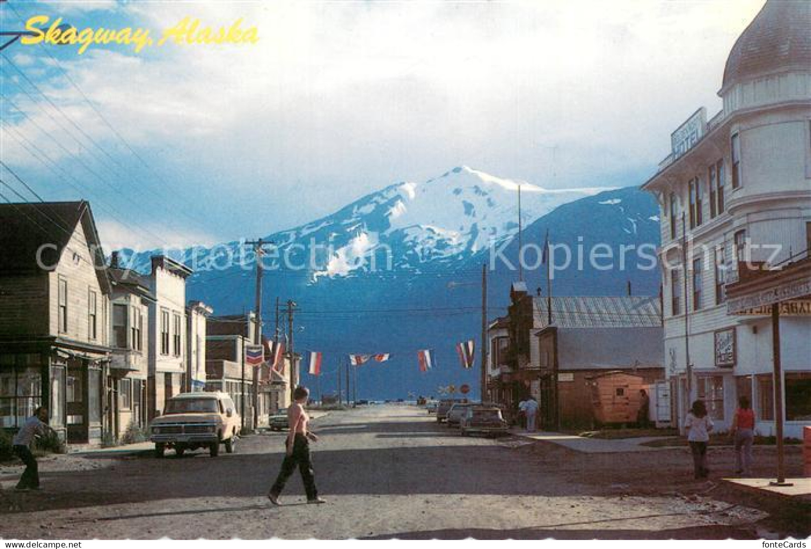 73716749 Skagway_Alaska Old Buildings Line Broadway Mountains - Sonstige & Ohne Zuordnung