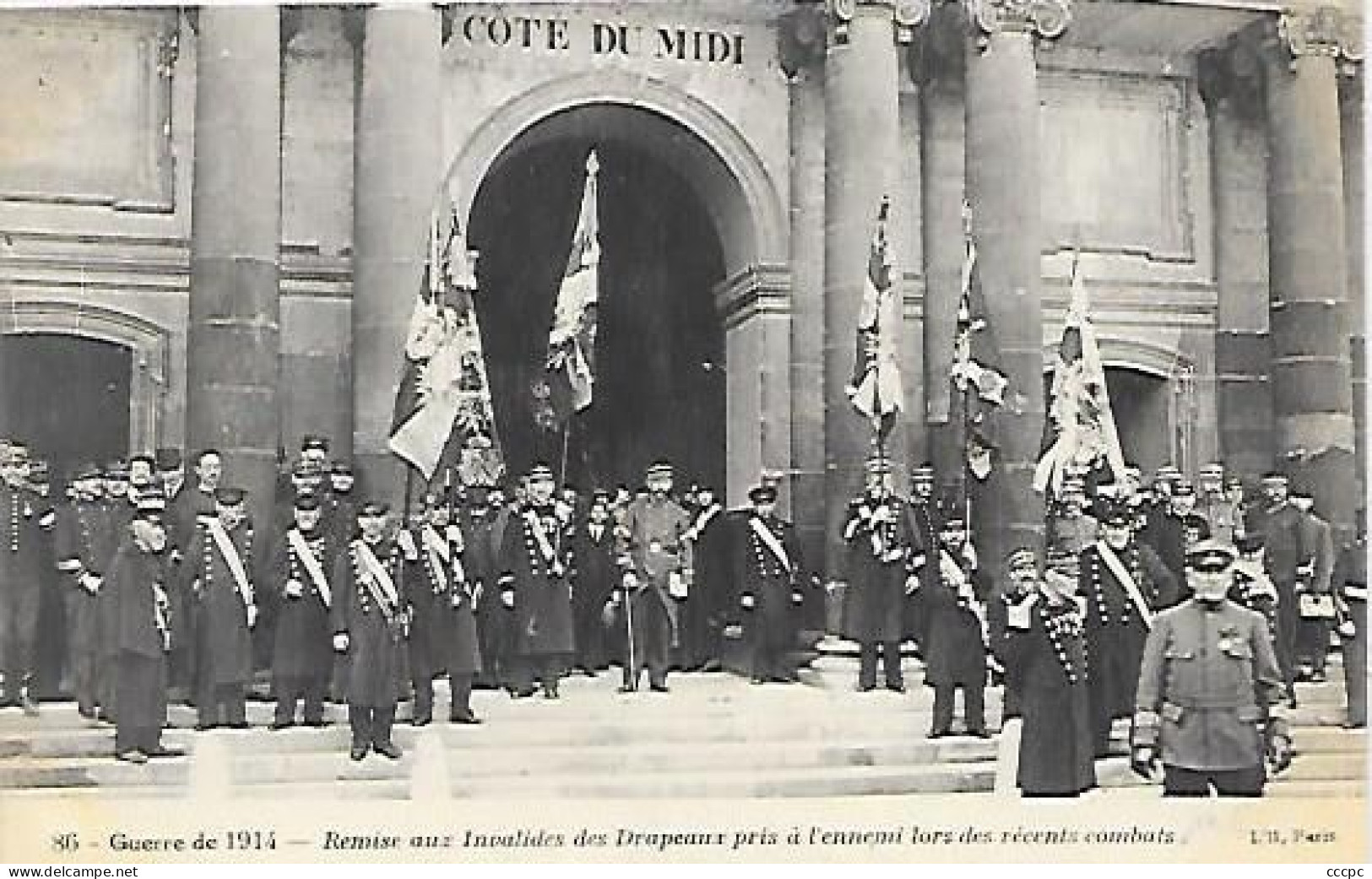 CPA Paris Guerre 1914 Remise Aux Invalides Des Drapeaux Pris à L'ennemi Lors De Recents Combats - Paris (07)