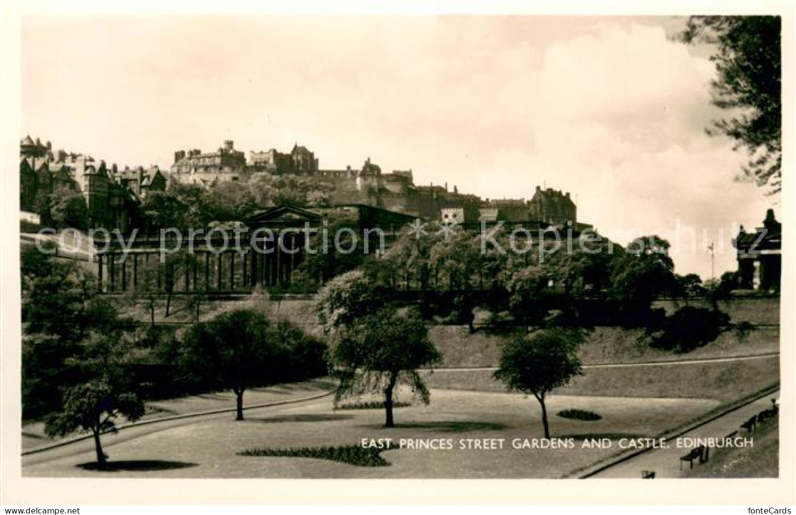 73620475 Edinburgh East Princes Street Gardens And Castle Edinburgh - Andere & Zonder Classificatie