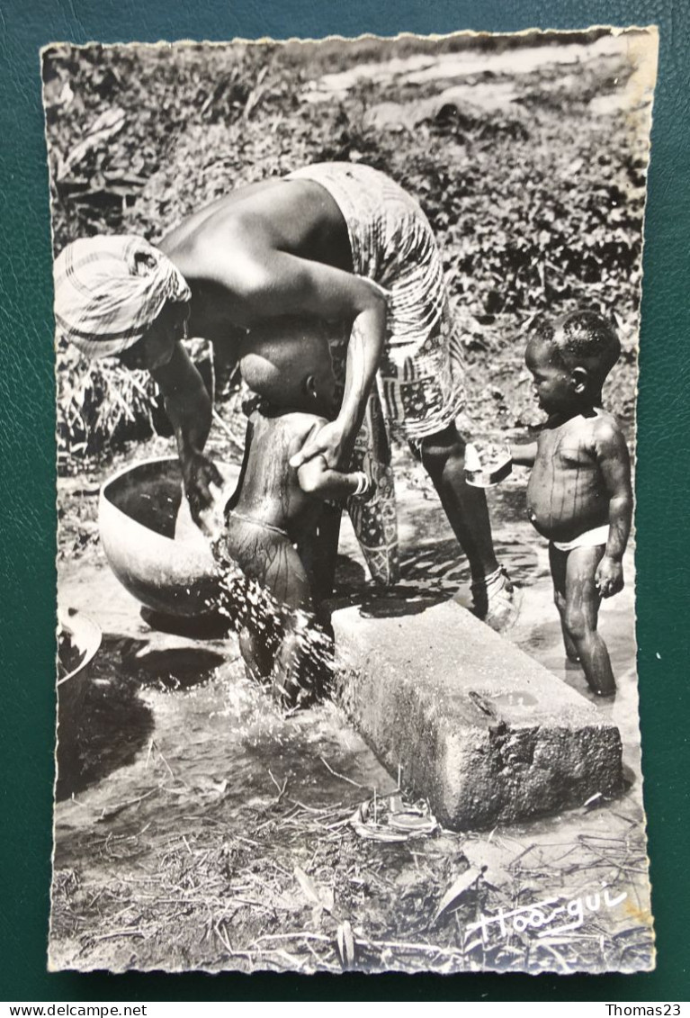 La Toilette De Bébé, Lib "Au Messager", N° 943 - Kamerun