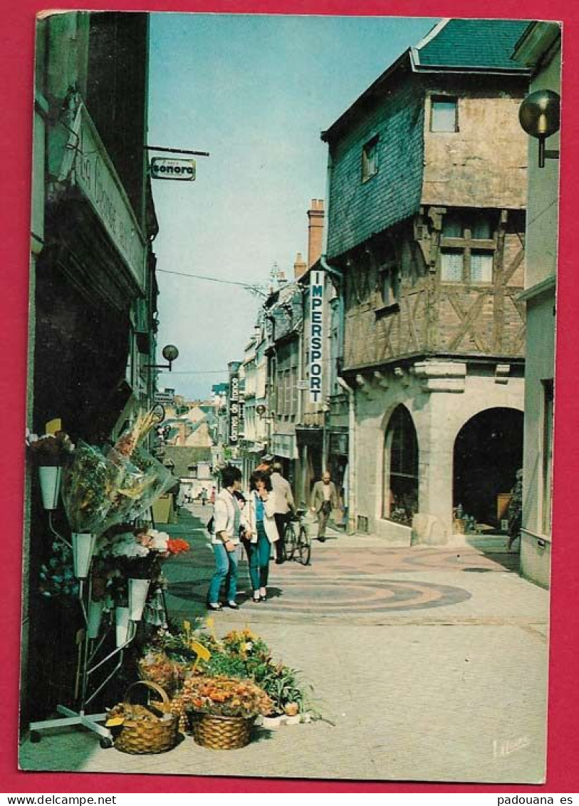 AD309 18 CHER  VIERZON LA RUE DU MARECHAL JOFFRE MARCHAND DE FLEURS - Vierzon