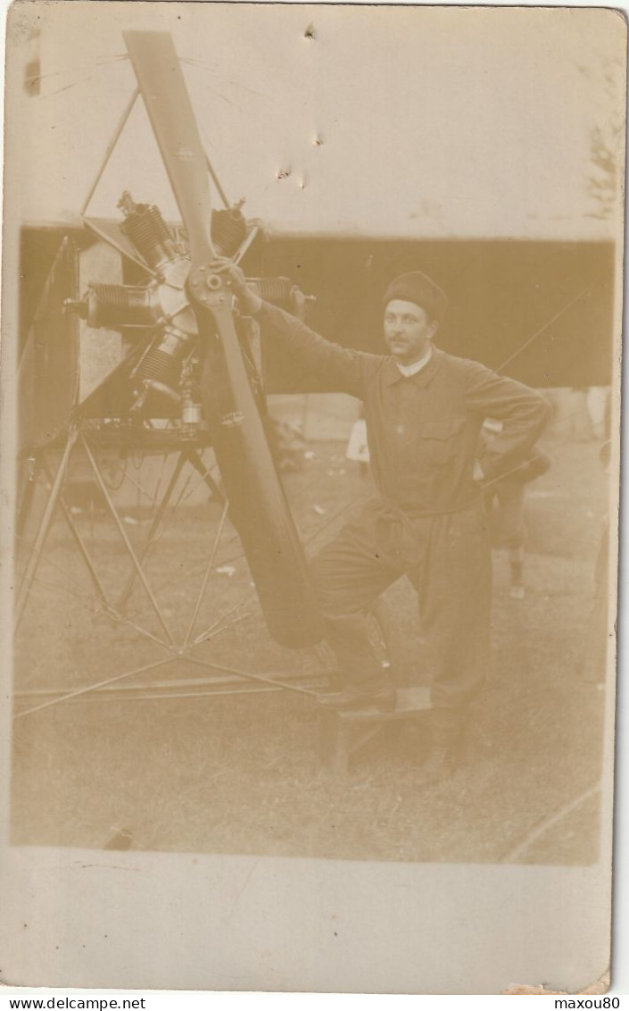 Carte Photo  ( Mécanicien Ou Aviateur Devant Un Moteur Avec Hélice En Bois ) - ....-1914: Précurseurs