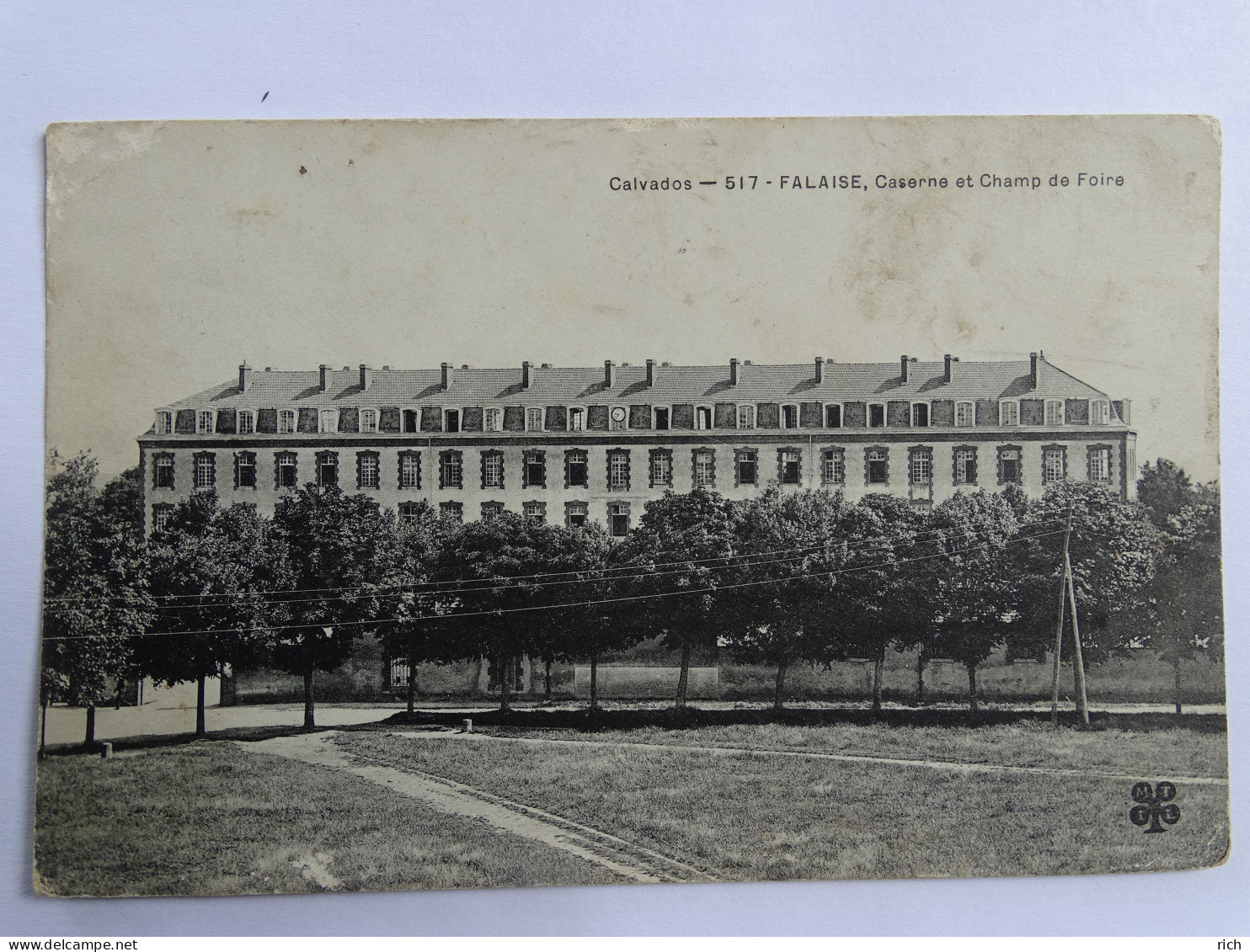 CPA 14 Calvados - Falaise, Caserne Et Champ De Foire - Falaise