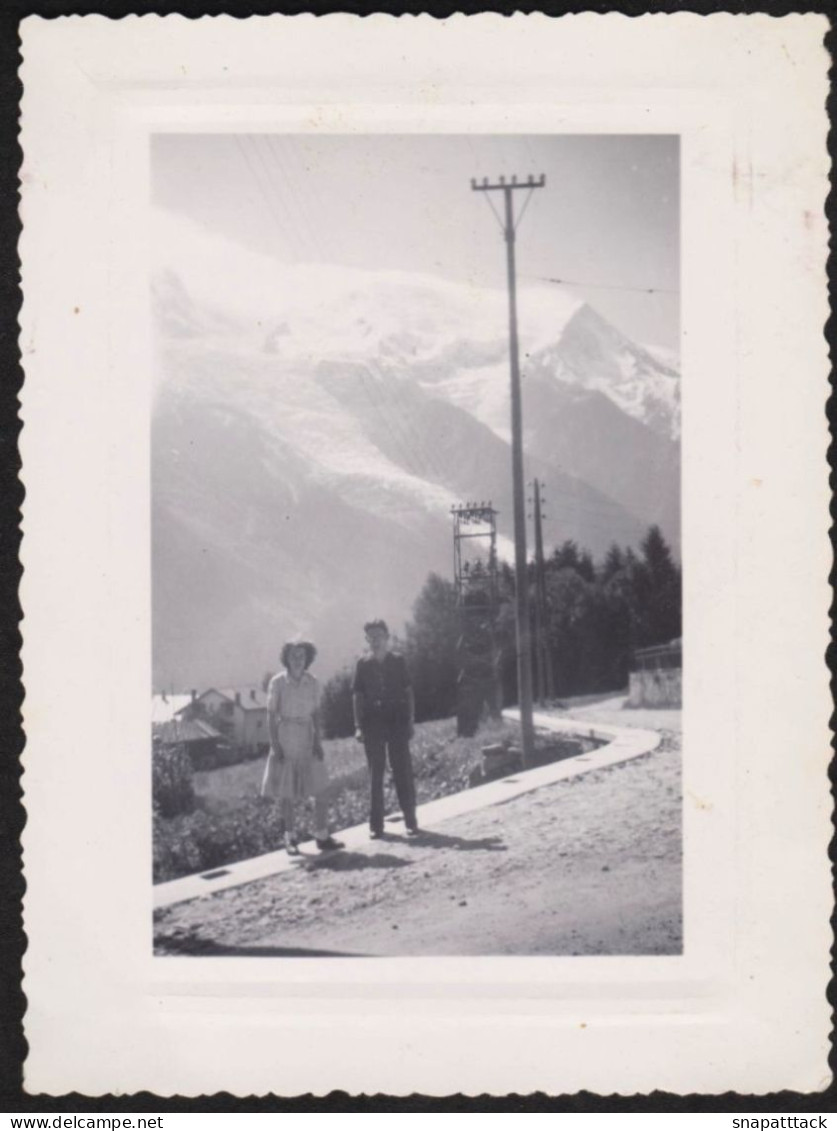 Photo De Gens Au Pied Du Téléphérique Du Brévent Le 28 Août 1948, CHAMONIX, Mont Blanc, Poteaux électriques 10,8x 8,2 Cm - Lieux