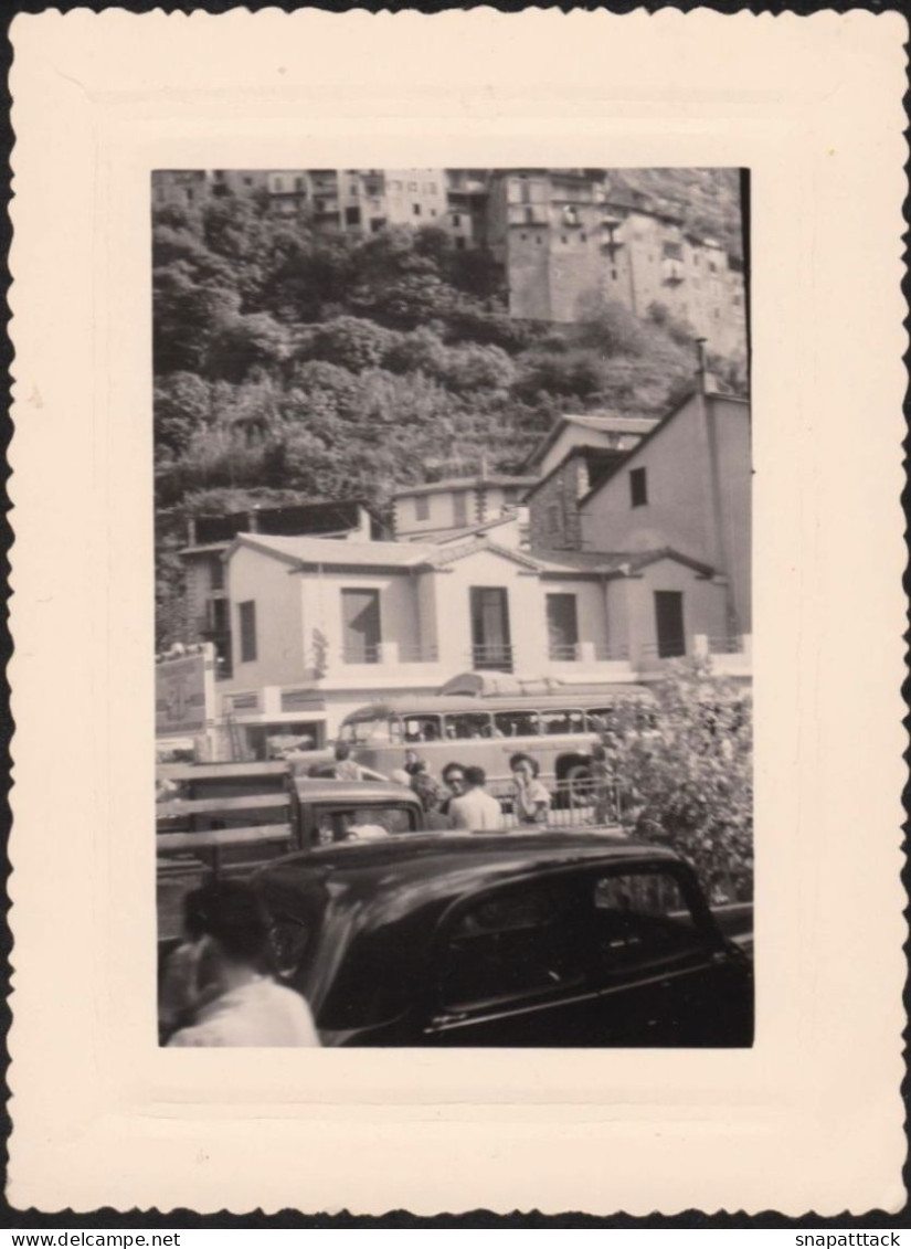 Jolie Photo Animée De Gens Et Autobus Autocar Au Pied De Touët Sur Var, Alpes Maritimes, Voitures, 1951, 8,2 X 11 Cm - Places