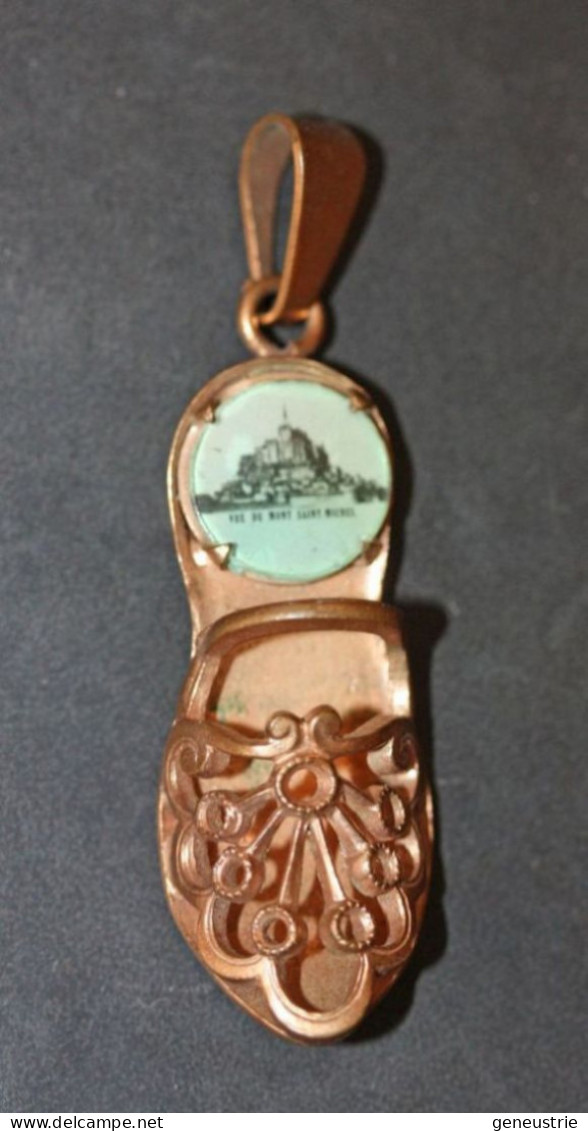 Pendentif Médaille Régionalisme Normand Début XXe En Forme De Sabot "Le Mont Saint Michel" Normandie - Religion &  Esoterik