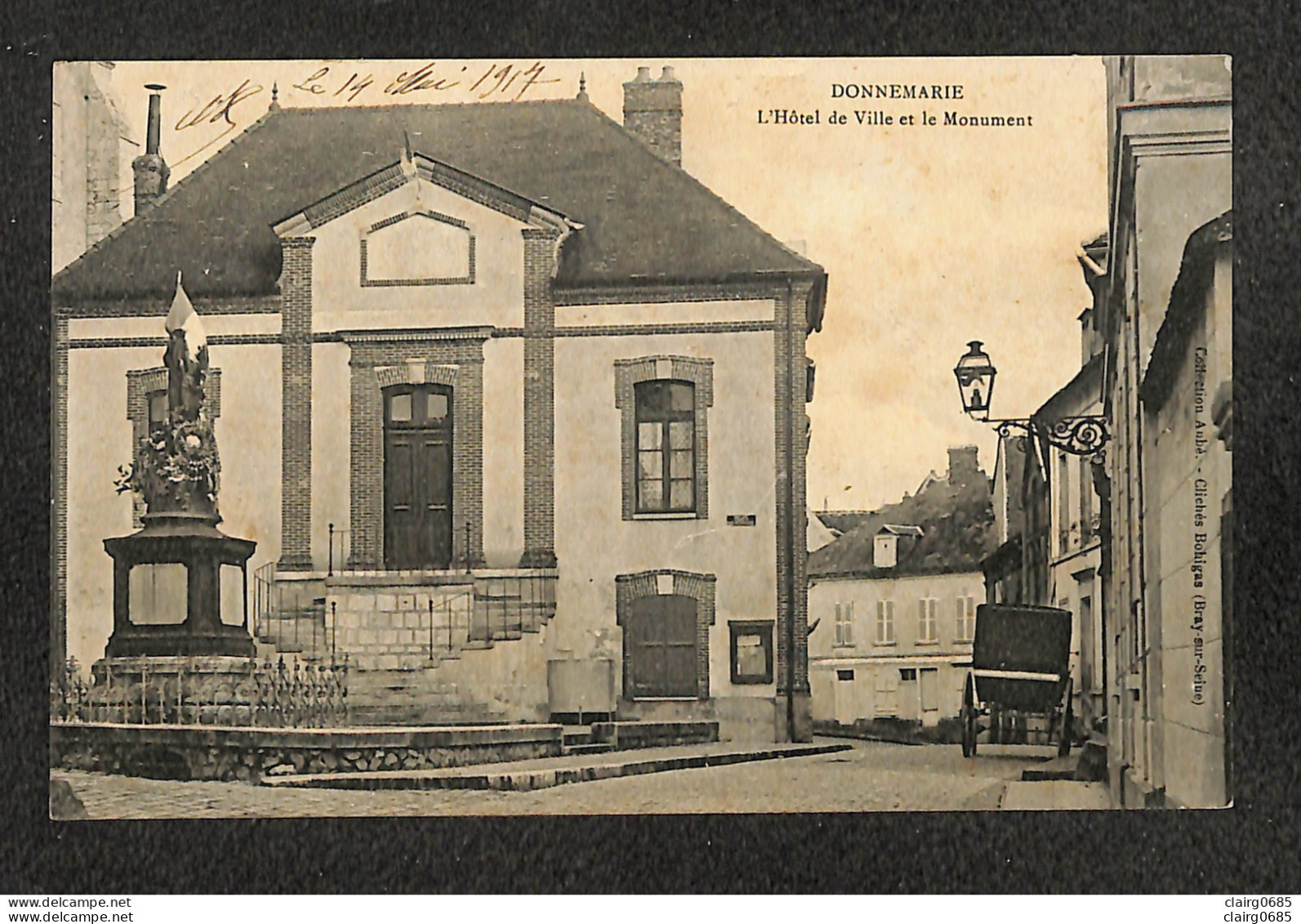 77 - DONNEMARIE - L'Hôtel De Ville Et Le Monument - 1917 - Donnemarie Dontilly