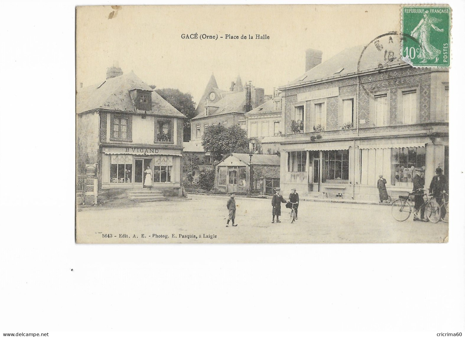 61 - GACE (Orne) - Place De La Halle. Animée, CPA Ayant Circulé. BE. - Gace
