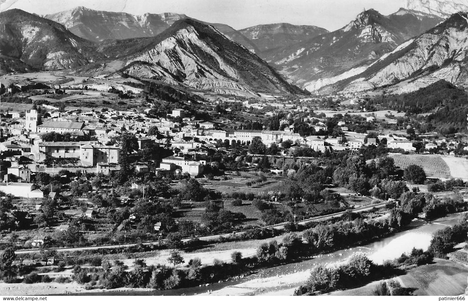 Die La Ville Dans Son Cadre De Montagnes - Die