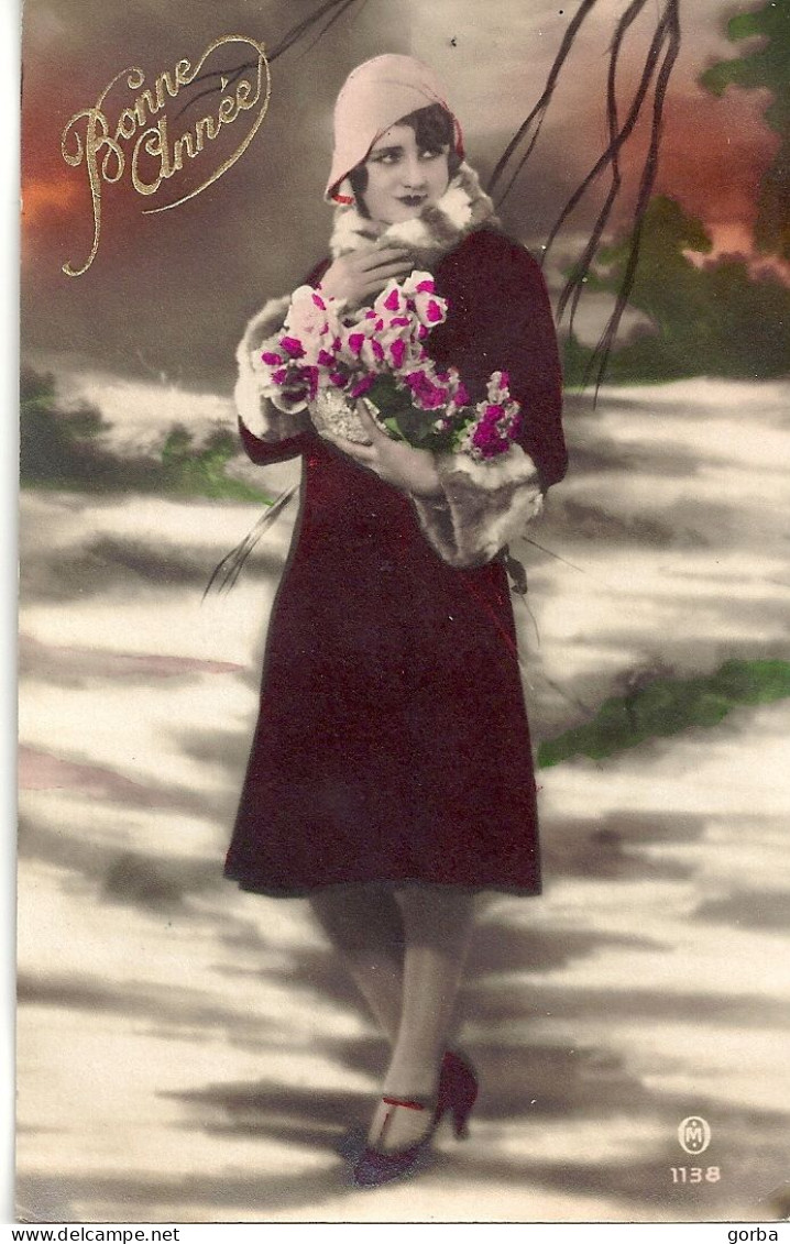 *CPA - S2 - Bonne Année -   Jeune Femme Avec Bouquet De Fleurs - Nouvel An