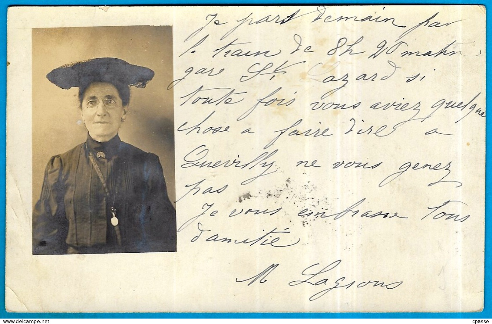 CPA CARTE-PHOTO - Portrait D'une Vieille Dame Qui Doit Prendre Le Train Pour 76 Quevilly à La Gare De Paris St-Lazare... - Fotografie