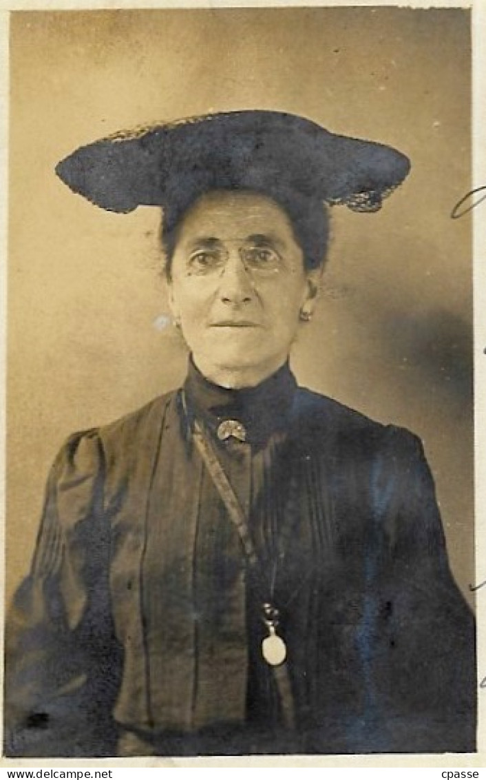 CPA CARTE-PHOTO - Portrait D'une Vieille Dame Qui Doit Prendre Le Train Pour 76 Quevilly à La Gare De Paris St-Lazare... - Fotografie