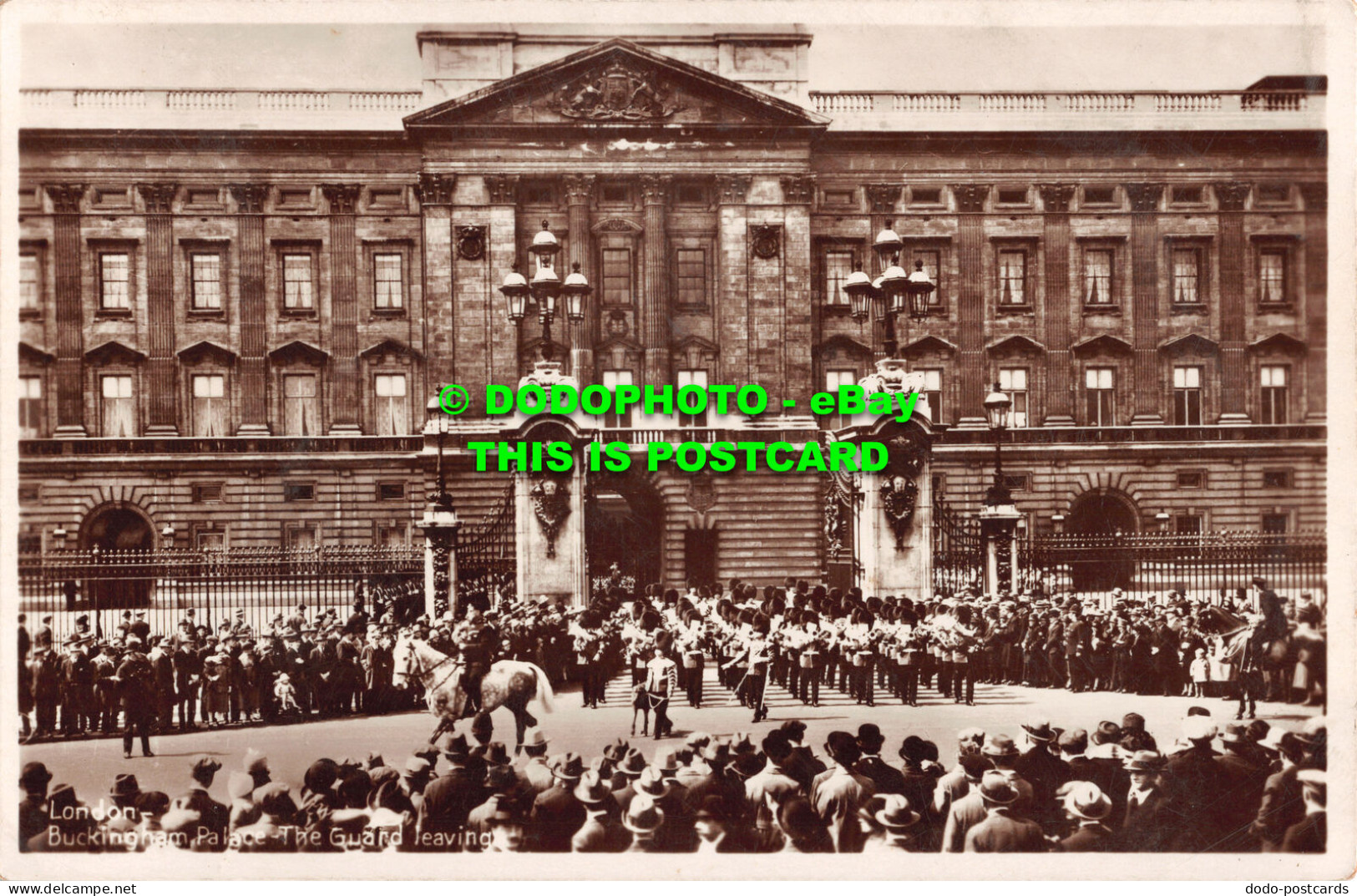 R481137 London. Buckingham Palace. The Guard Leaving. 1932 - Altri & Non Classificati