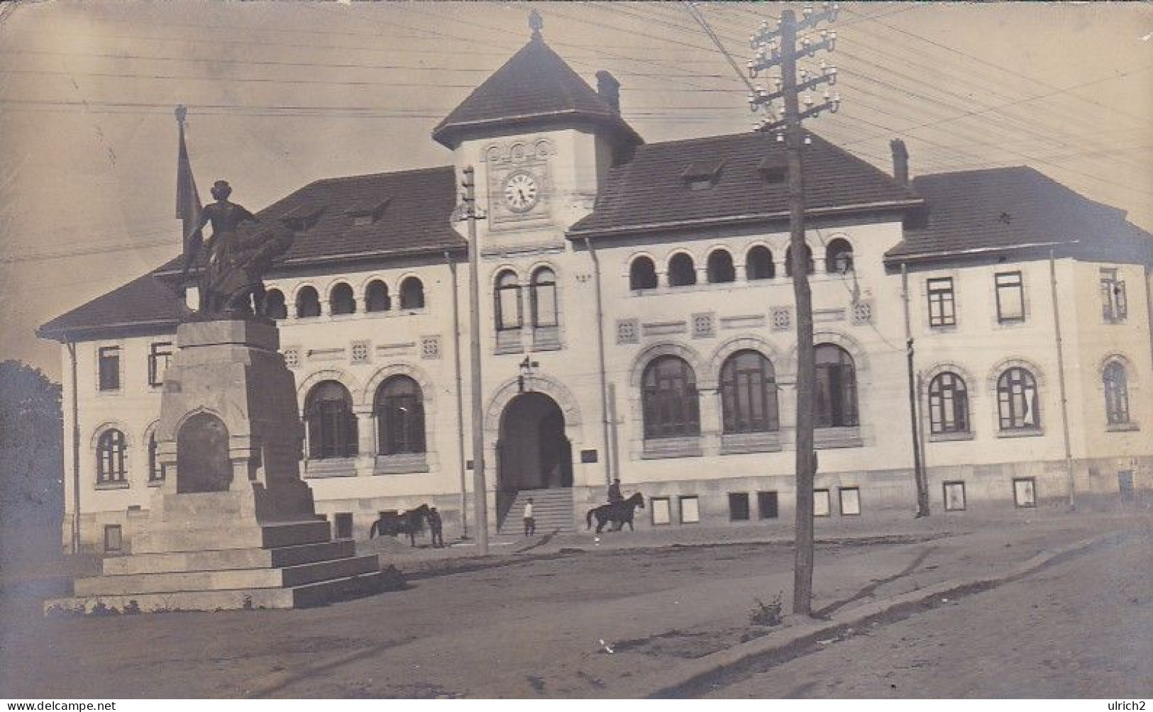 AK Foto Deutsche Soldaten Mit Pferden Vor Rathaus (o.ä.) - Feldpost Bayr. Feldlazarett 28 - 1917 (68921) - War 1914-18