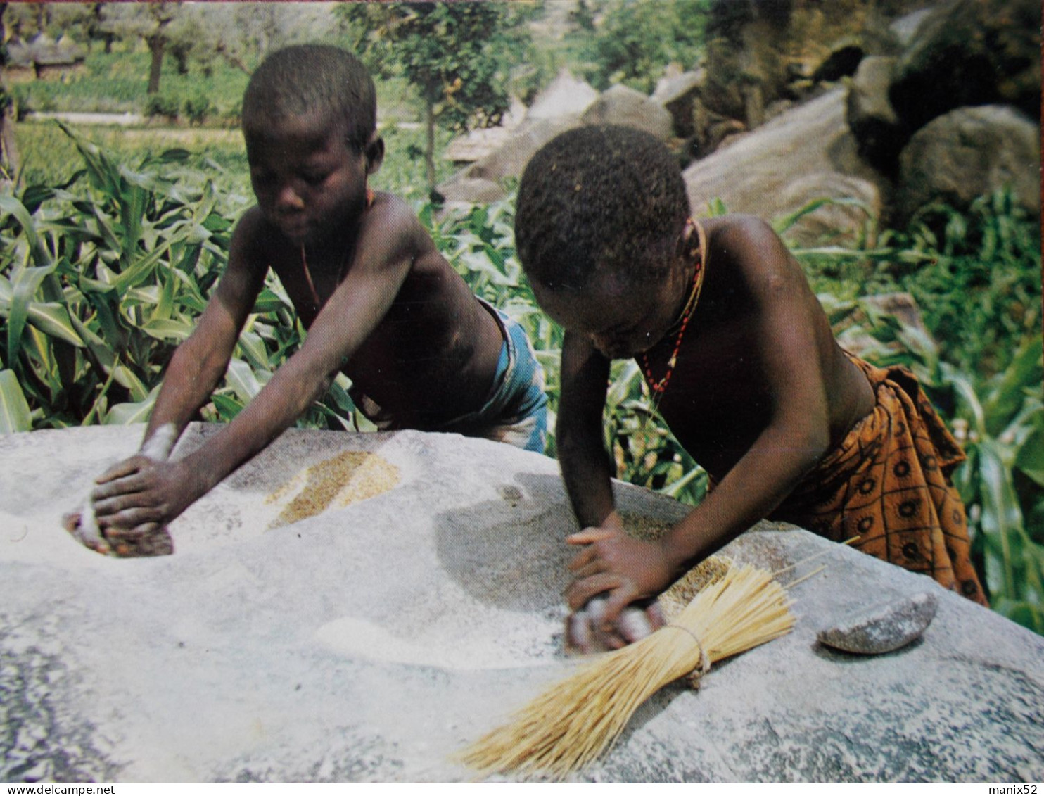 CAMEROUN - MOKOLO - Petites Et Courageuses. (Enfants) - Kameroen