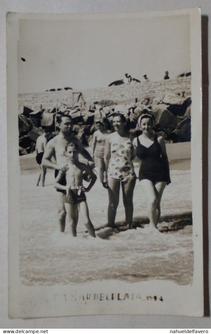 Carte Postale - Famille Profitant De La Plage. - Photographie