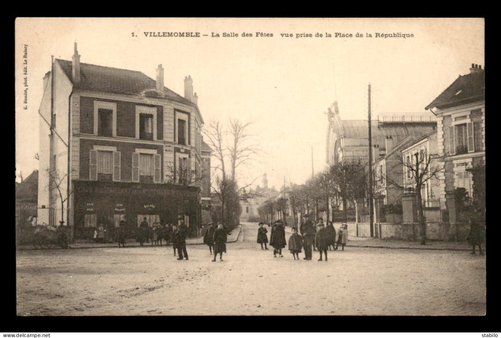 93 - VILLEMOMBLE - LA SALLE DES FETES - VUE PRISE DE LA PLACE DE LA REPUBLIQUE - Villemomble