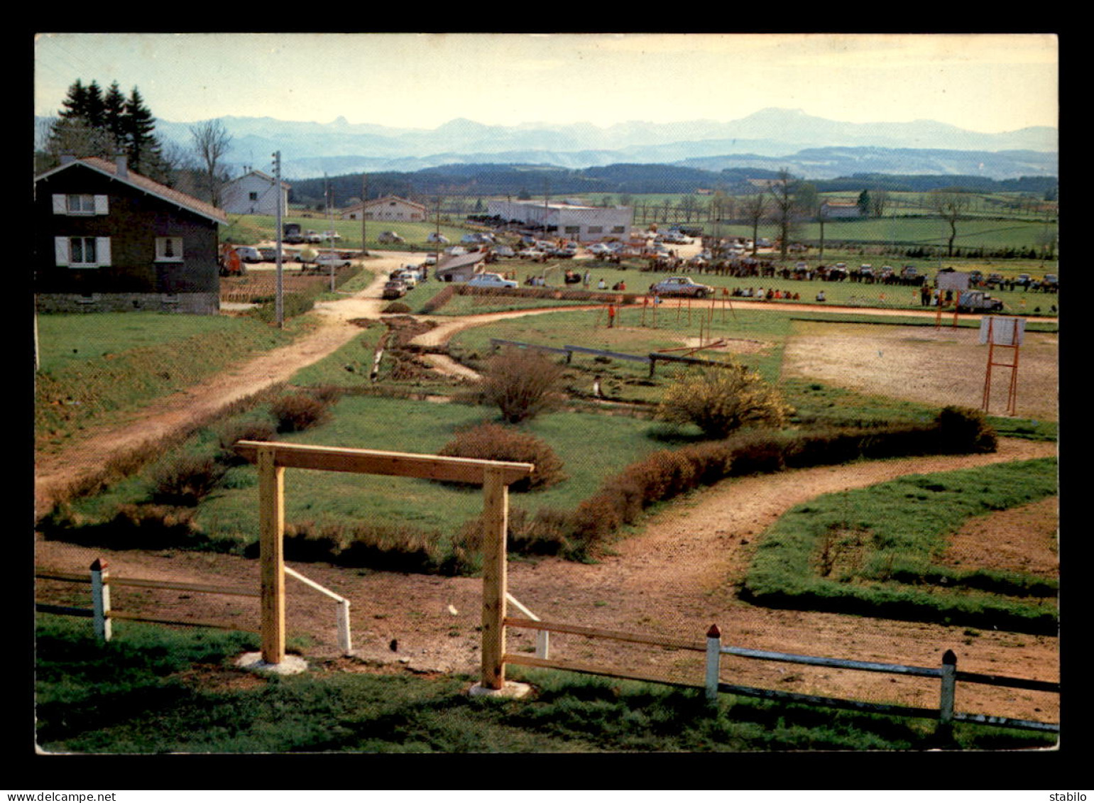 07 - SAINT-AGREVE - LE STADE ET LA CHAINE DES CEVENNES - Saint Agrève