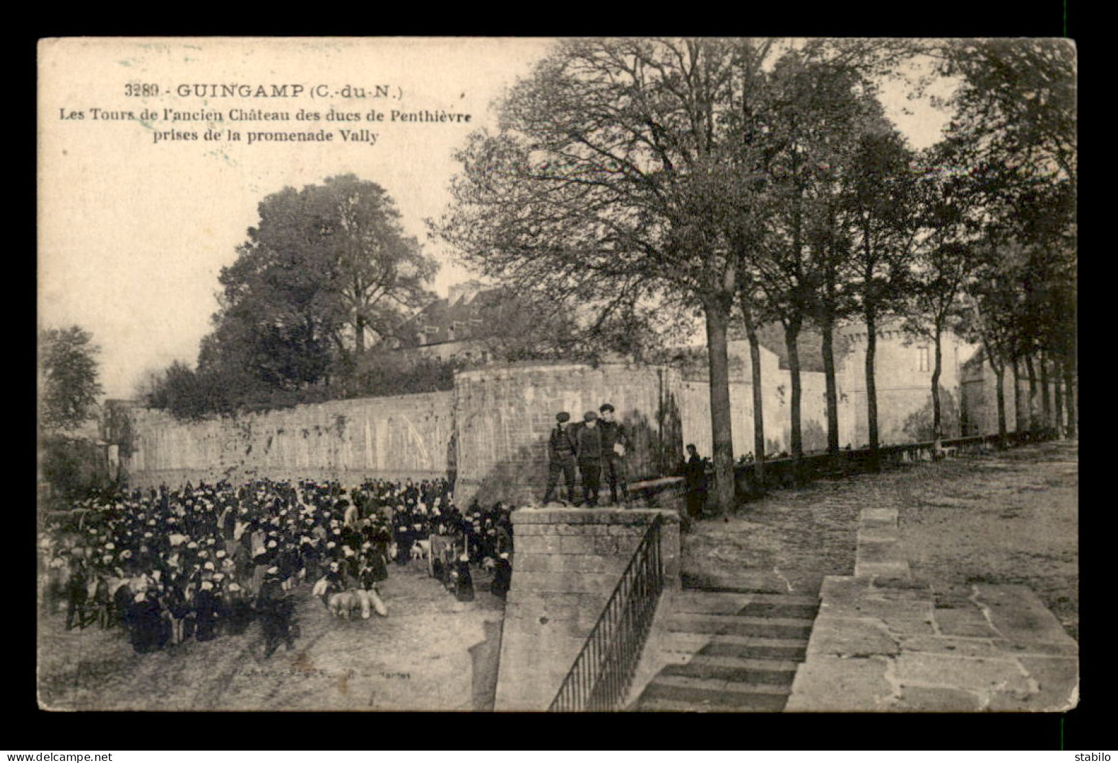 22 - GUINGAMP - LES TOURS DE L'ANCIEN CHATEAU DES DUCS DE PENTHIEVRE - Guingamp