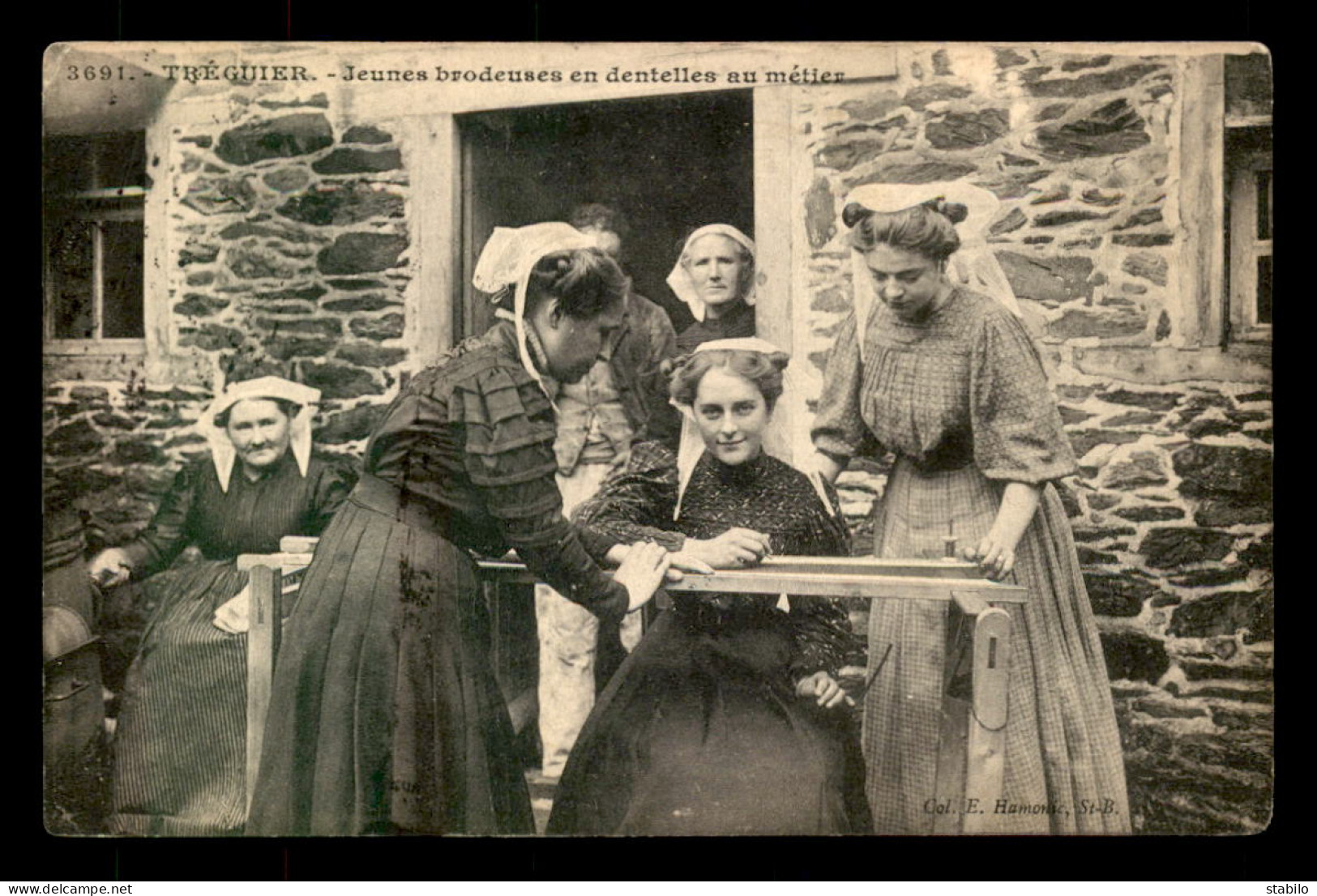 22 - TREGUIER - JEUNES BRODEUSES EN DENTELLES AU METIER - FEMME - Tréguier