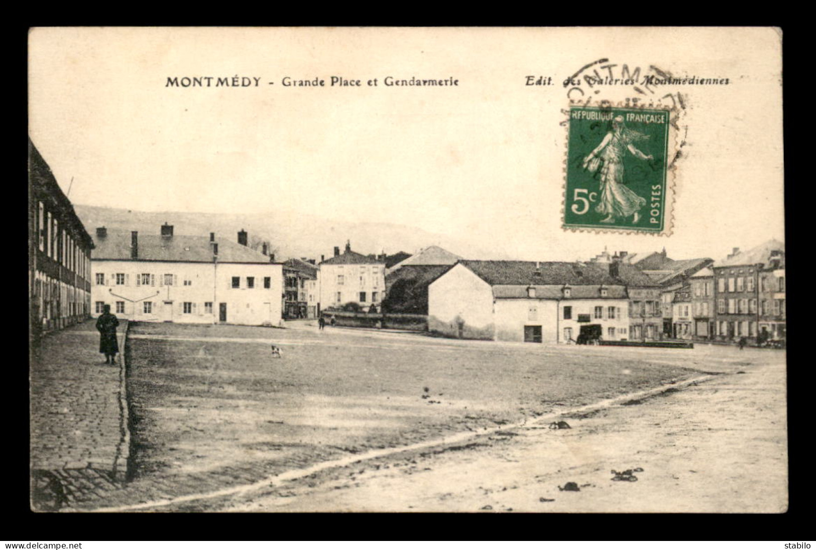 55 - MONTMEDY - GRANDE PLACE ET GENDARMERIE - EDITEUR GALERIES MONTMEDIENNES - Montmedy