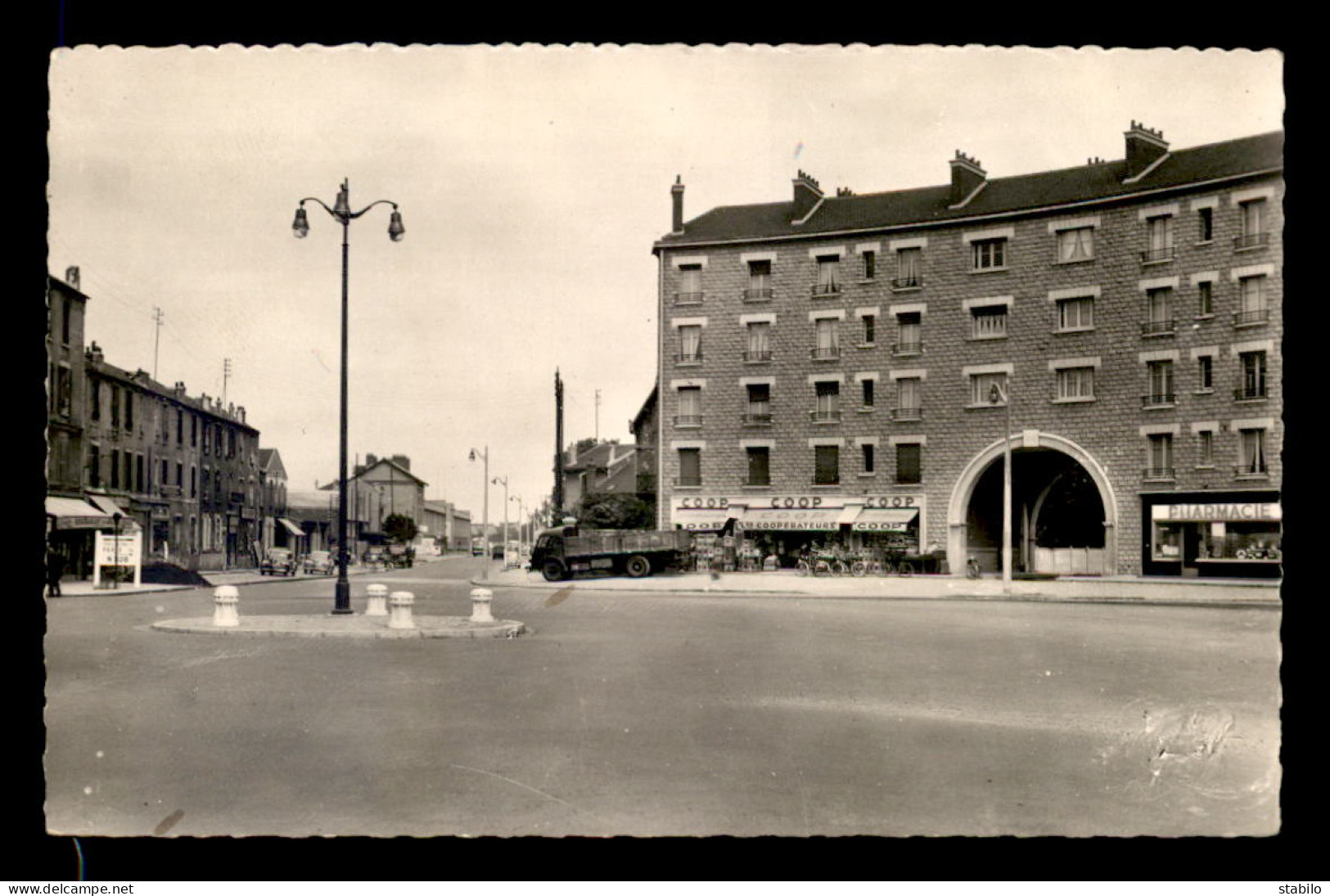 95 - BEZONS - ROND-POINT ET CITE DU GRAND CERF - Bezons