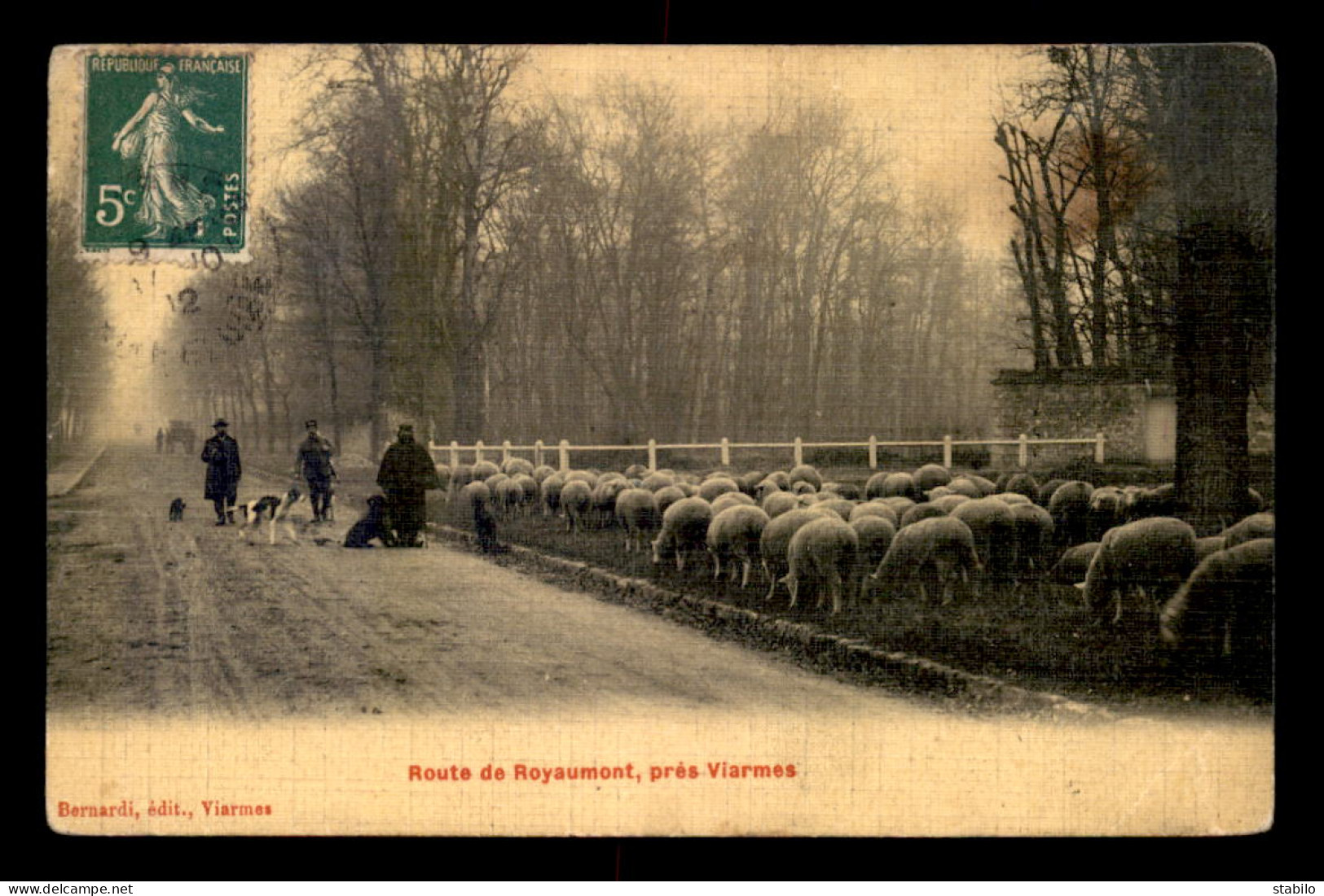 95 - ENVIRONS DE VIARMES - ROUTE DE ROYAUMONT - BERGER ET SON TROUPEAU DE MOUTONS - CARTE TOILEE ET COLORISEE - Viarmes