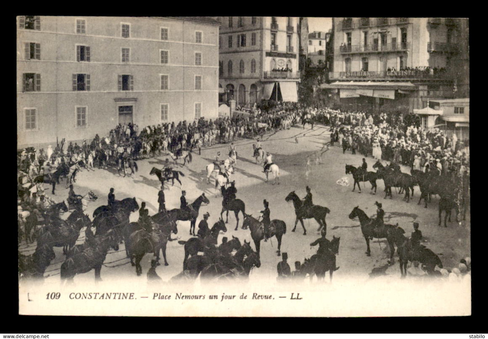 ALGERIE - CONSTANTINE - REVUE MILITAIRE PLACE NEMOURS - Konstantinopel