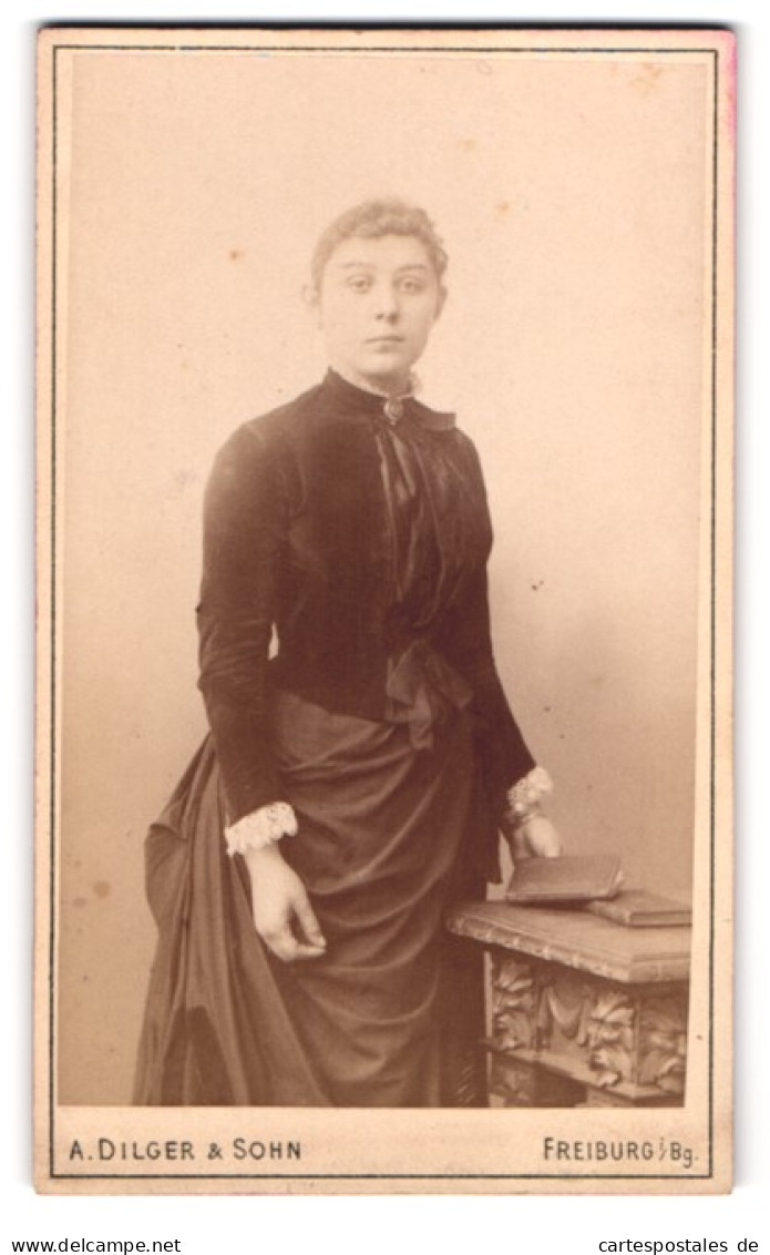 Fotografie A. Dilger & Sohn, Freiburg I. Bg., Rheinstr. 30, Portrait Junge Frau Im Biedermeierkleid Mit Locken  - Anonymous Persons