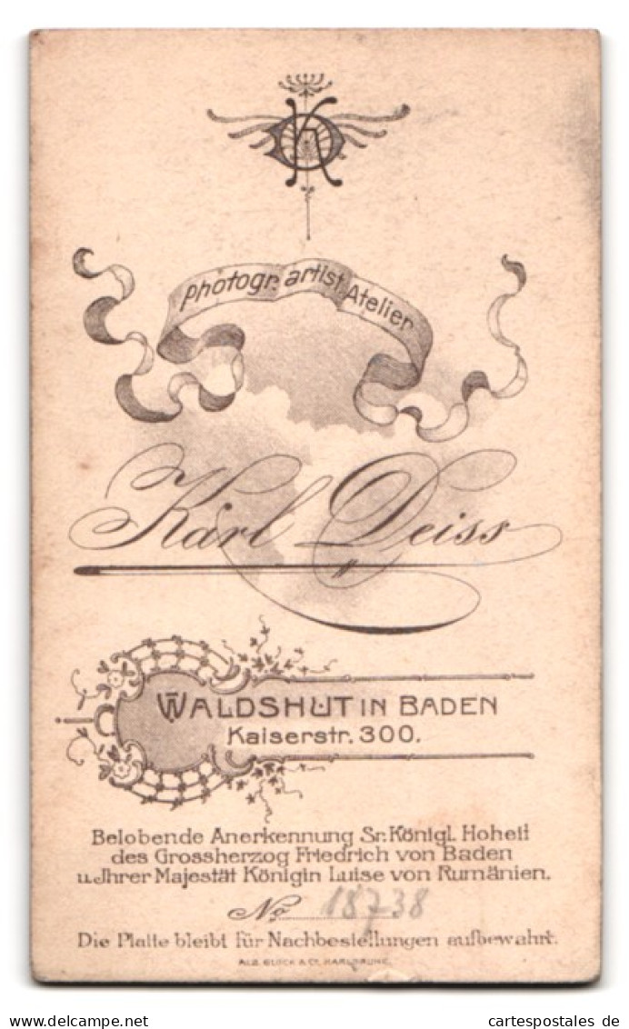 Fotografie Karl Deiss, Waldshut I. B., Kaiserstr. 300, Portrait Kleinkind Im Weissen Kleid Sitzt Im Atelier  - Anonieme Personen