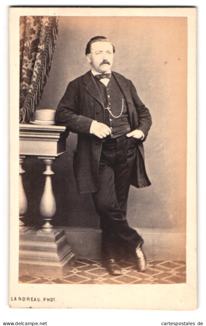 Photo Landreau, Sezanne, Portrait De Herr Im Anzug Avec Weste Et Fliege, Walrossbart  - Anonieme Personen