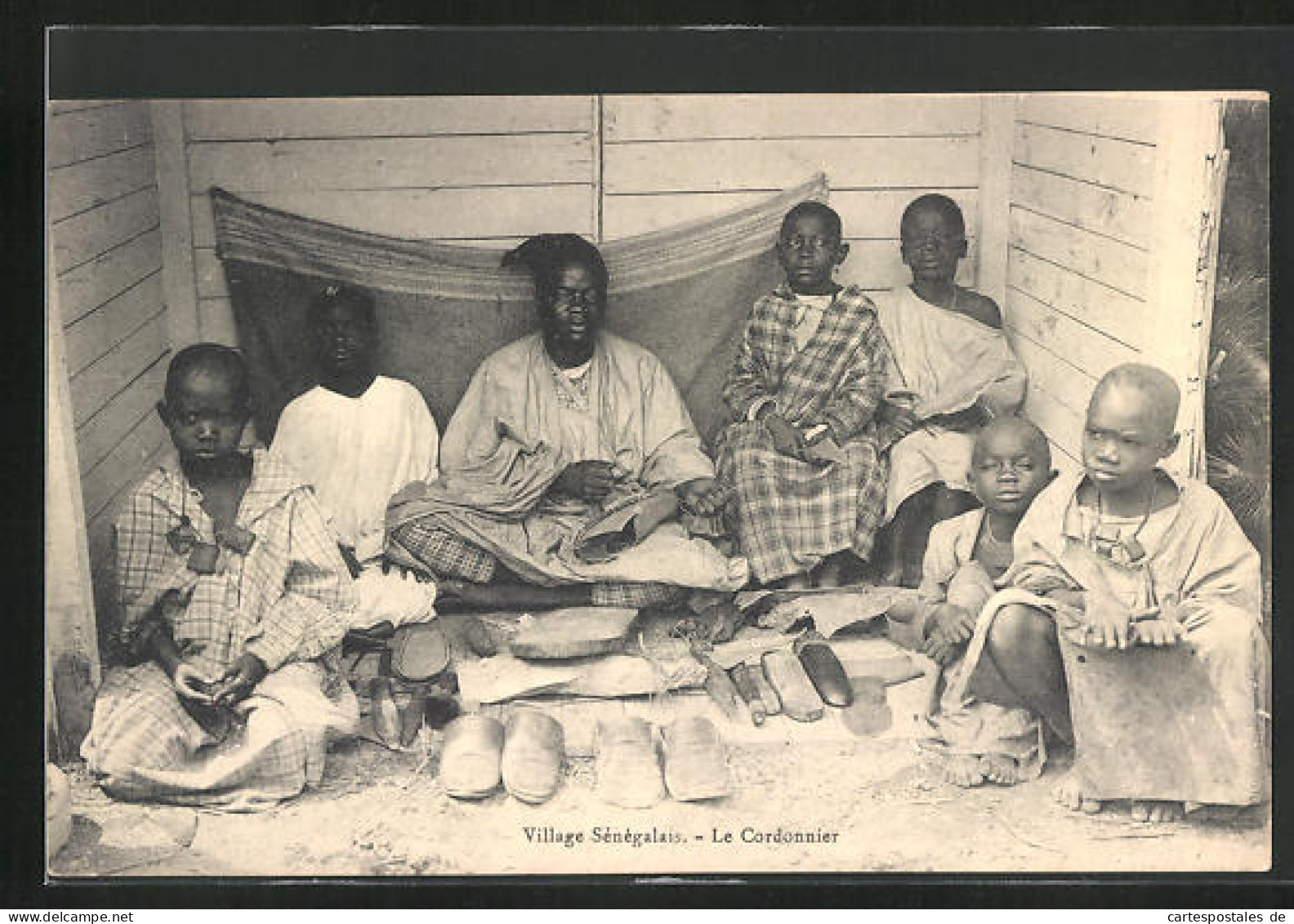 CPA Village Sénégalais, Le Cordonnier, Afrikanischer Schuhmacher Avec Des Enfants  - Unclassified