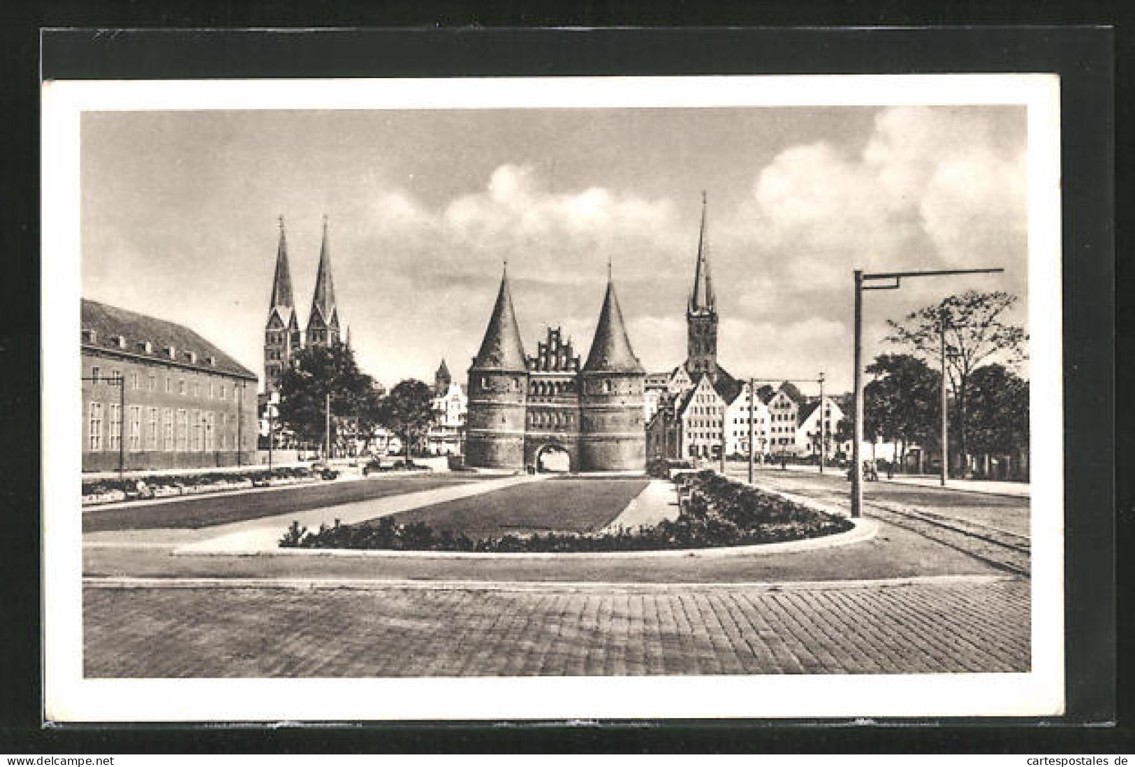 AK Lübeck, Holstentor Am Platz  - Lübeck