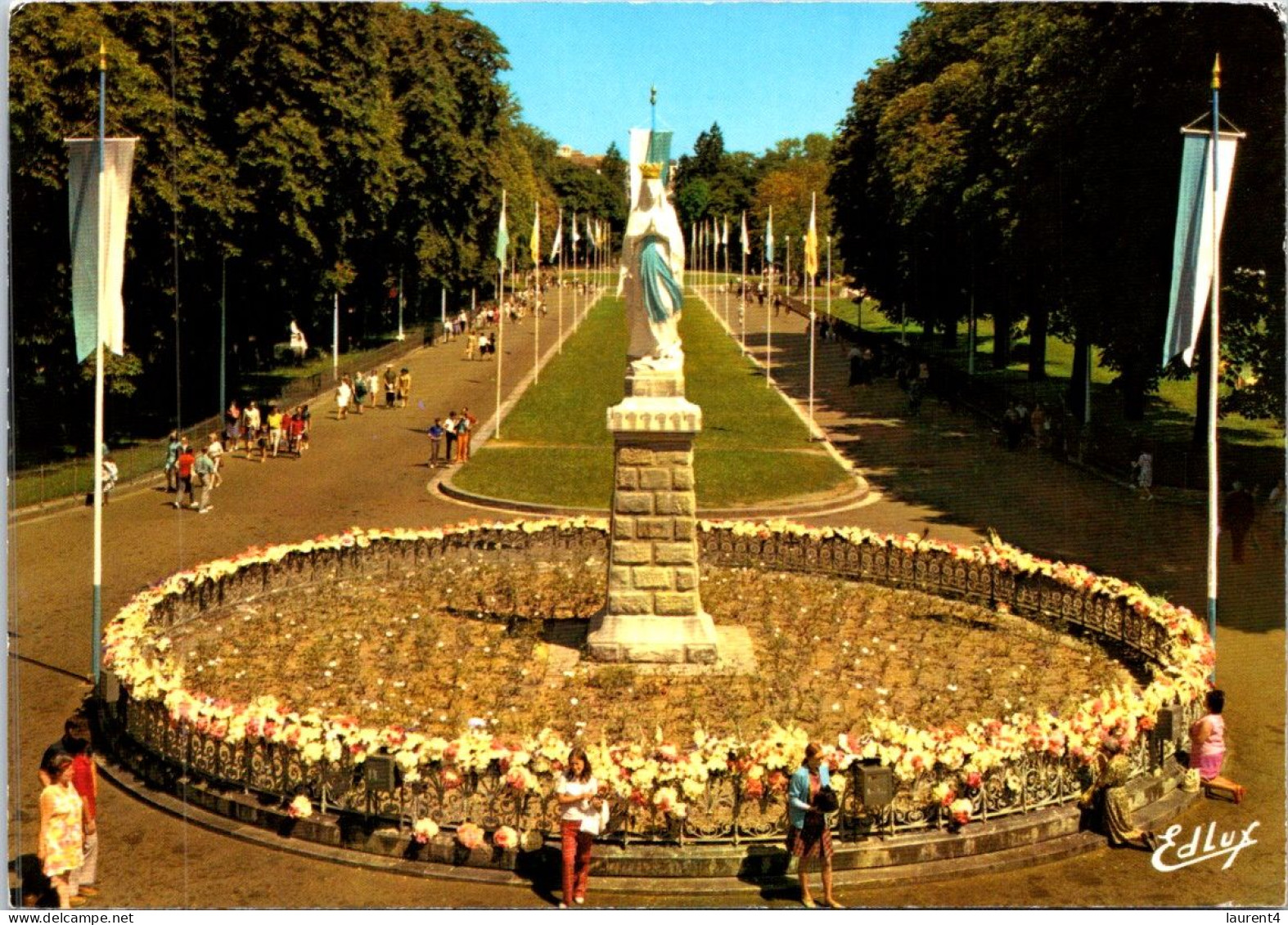 24-4-2024 (2 Z 53) France - Lourdes (Statue De La Vierge Couronnée) - Vierge Marie & Madones