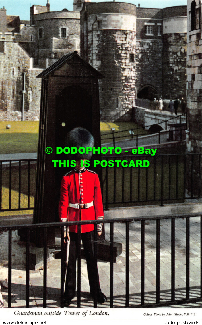 R483662 Guardsman Outside Tower Of London. John Hinde - Altri & Non Classificati