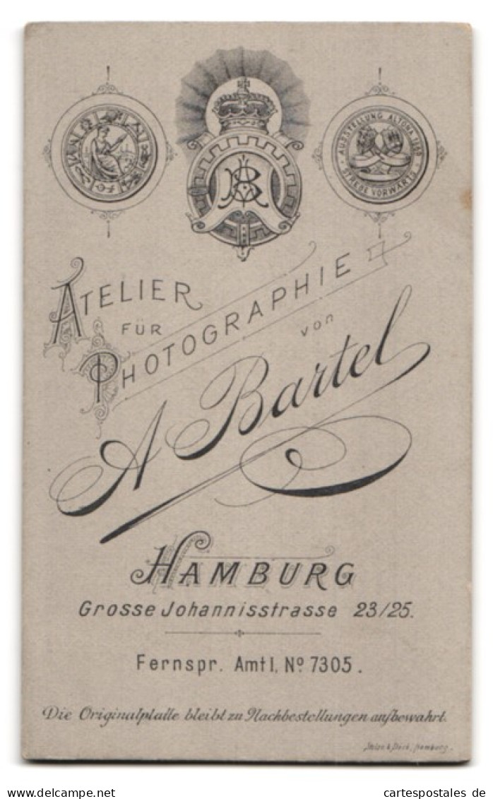 Fotografie A. Bartel, Hamburg, Grosse Johannisstrasse 23 /25, Ehepaar In Sonntagskleidung  - Anonymous Persons