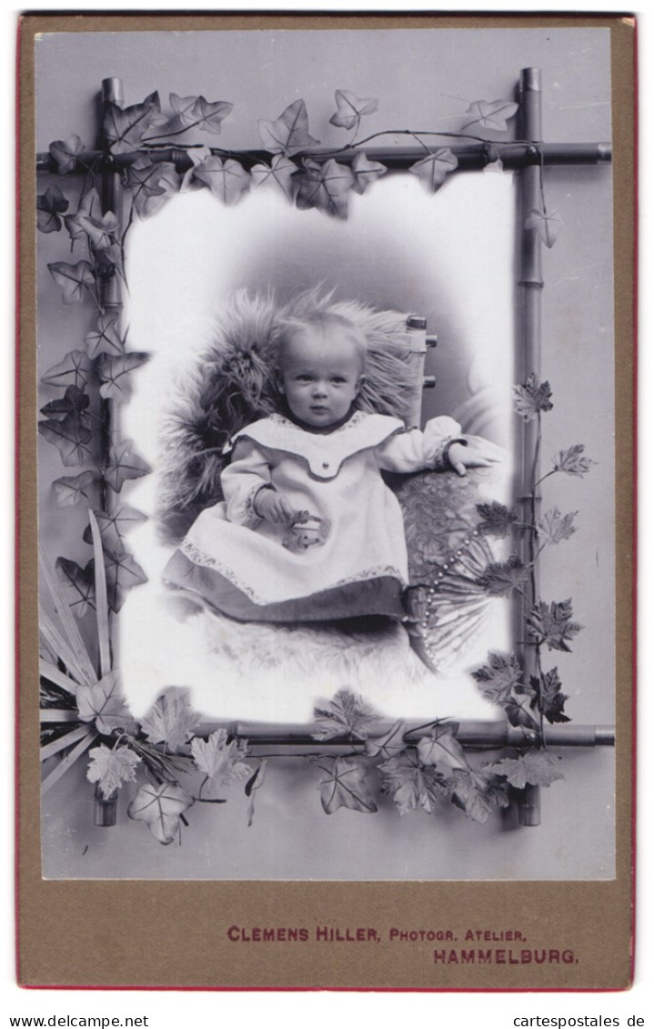 Fotografie Clemens Hiller, Hammelburg, Portrait Niedliches Kind Im Hellen Kleid Auf Einem Fell Sitzend, Passepartout  - Anonymous Persons