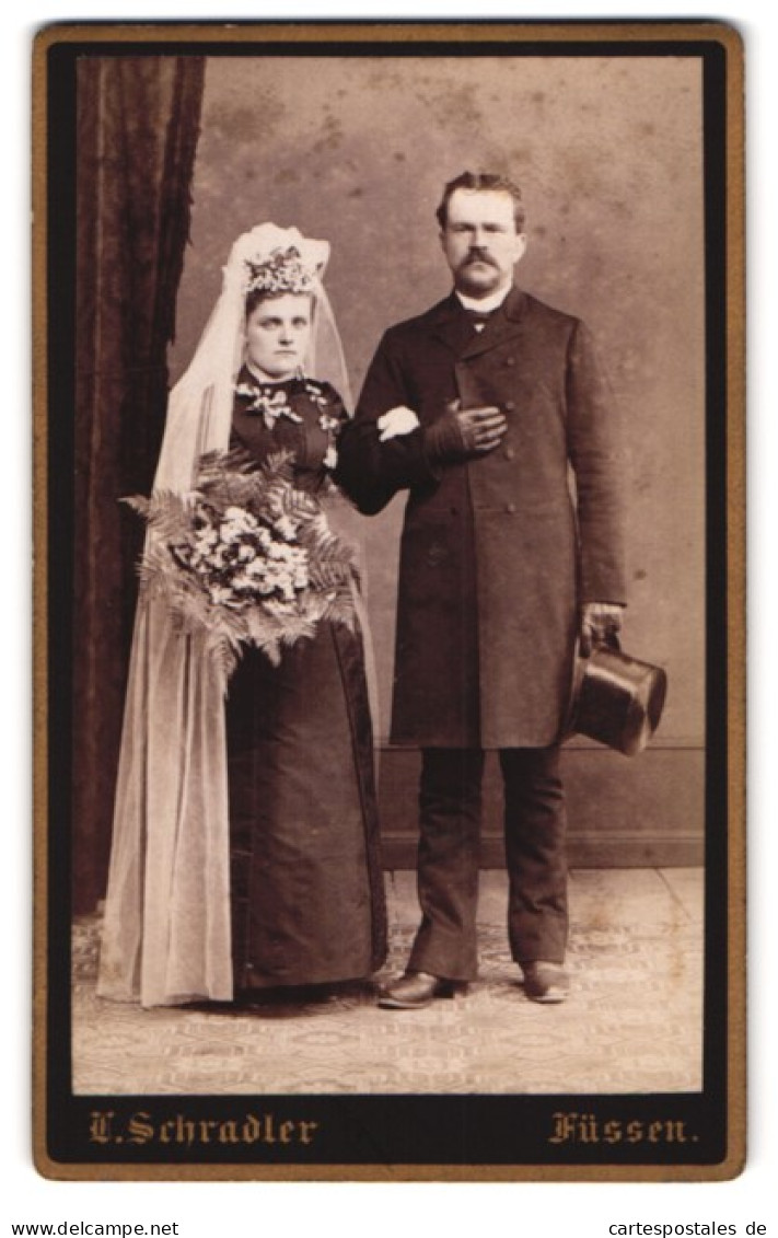 Fotografie L. Schradler, Füssen, Portrait Eheleute Im Schwarzen Hochzeitskleid Und Anzug Mit Zylinder  - Personnes Anonymes