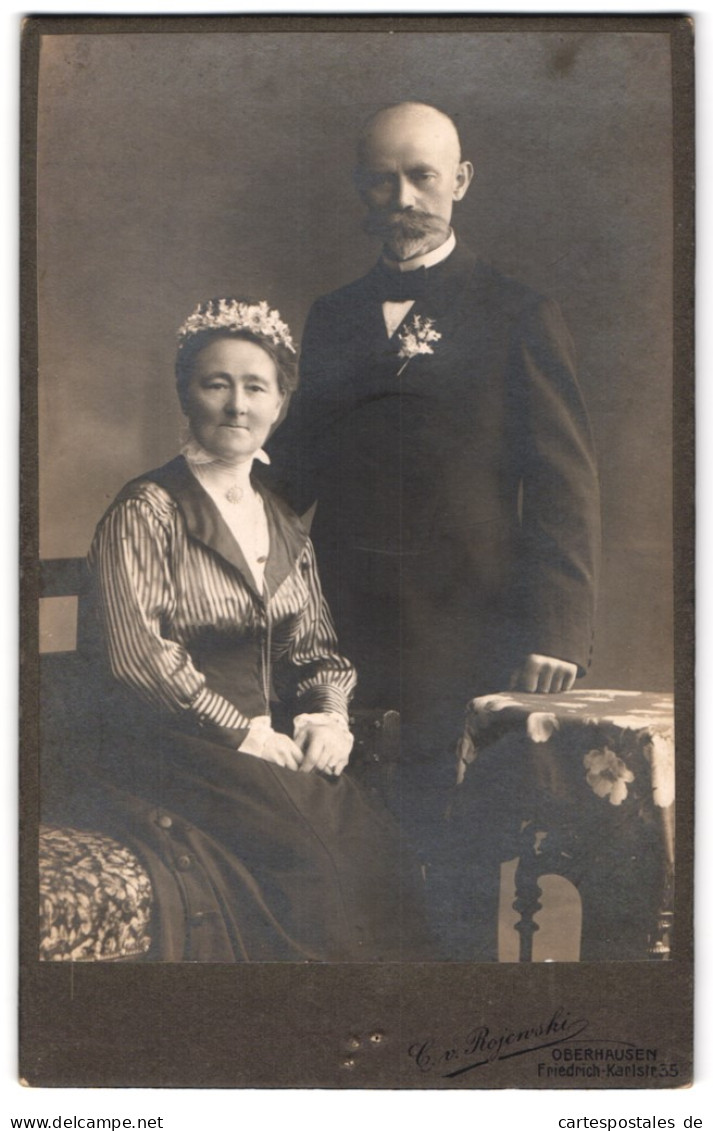 Fotografie C. V. Rojewski, Oberhausen, älteres Brautpaar Im Gestreiften Seidenkleid Und Anzug  - Personnes Anonymes