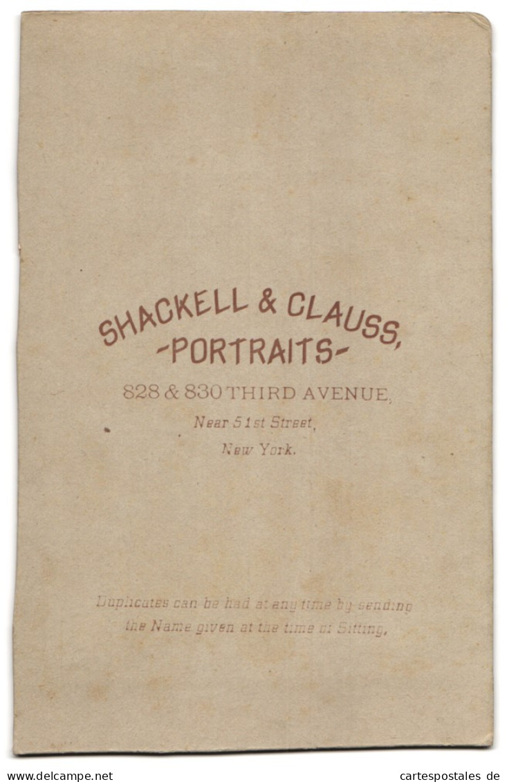 Fotografie Shackell & Clauss, New York, Third Avenue 828-830, Portrait Amerikanisches Brautpaar Im Kleid Und Anzug  - Anonymous Persons
